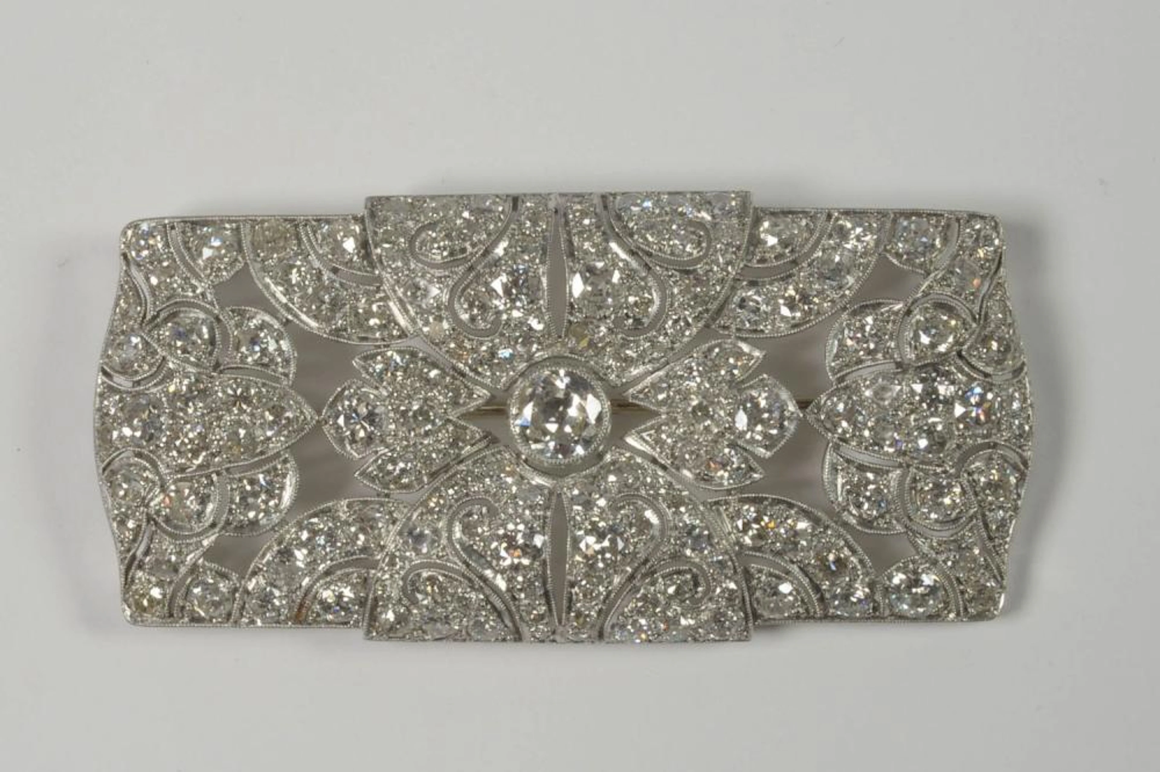 Rare broche Art Déco en platine sertie de diamants taille ancienne pour u