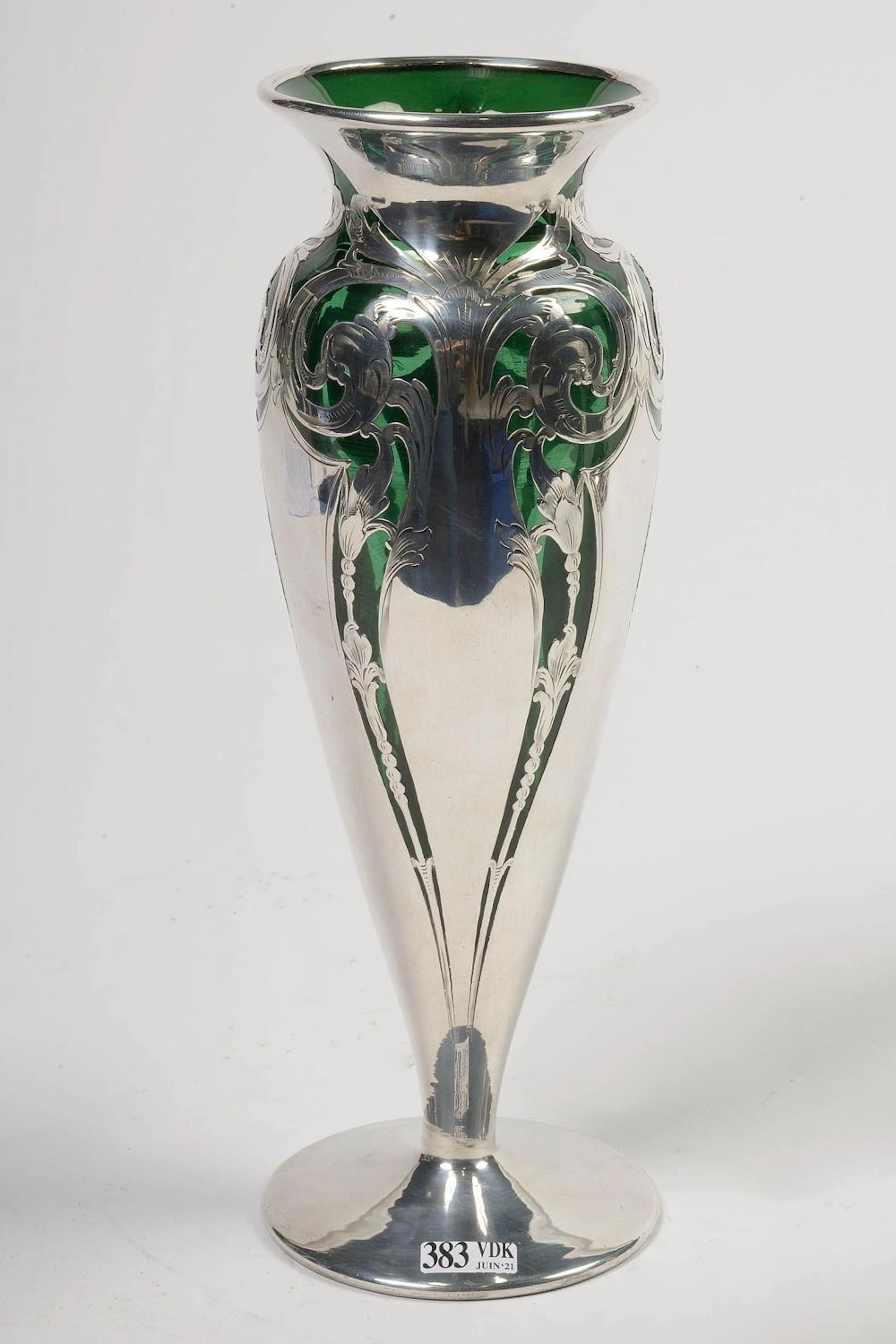 Argenterie Vase Art nouveau en cristal couleur émeraude à monture en arg