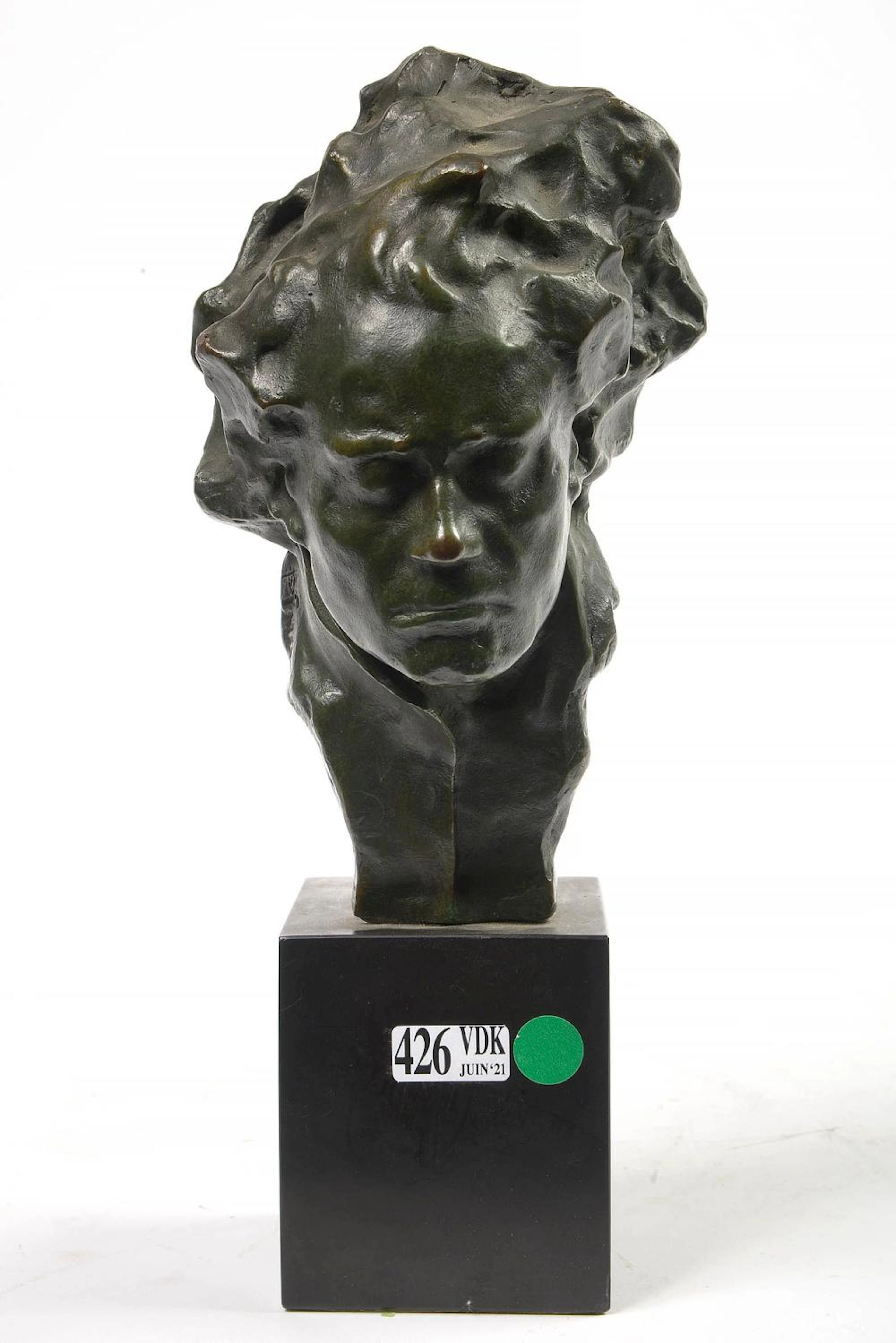 Sculptures "Buste de Beethoven" en bronze à patine verte. Signé Pina. Ec