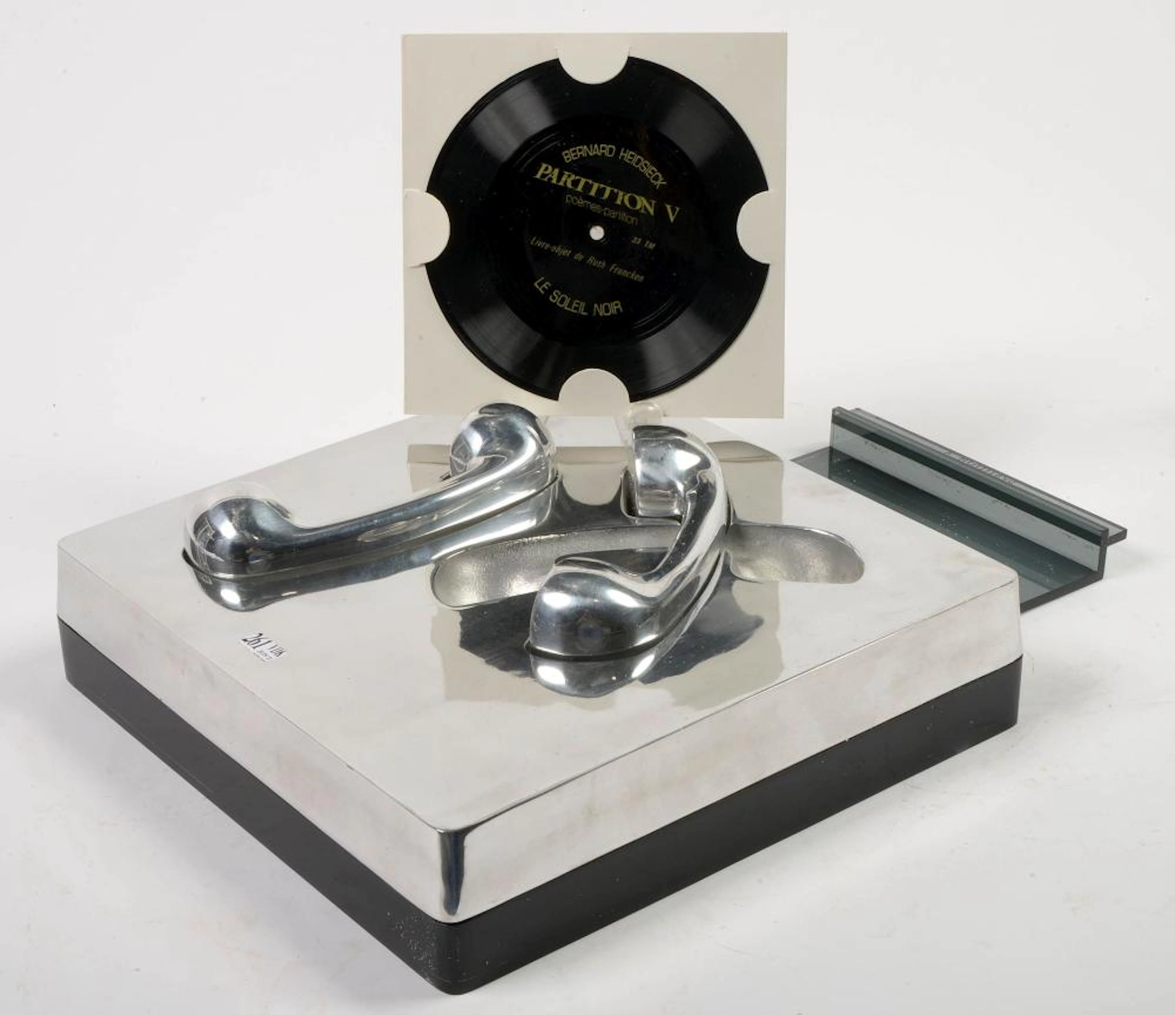 Sculptures Livre-objet composé d'un livre et de 6 disques vinyles par Be