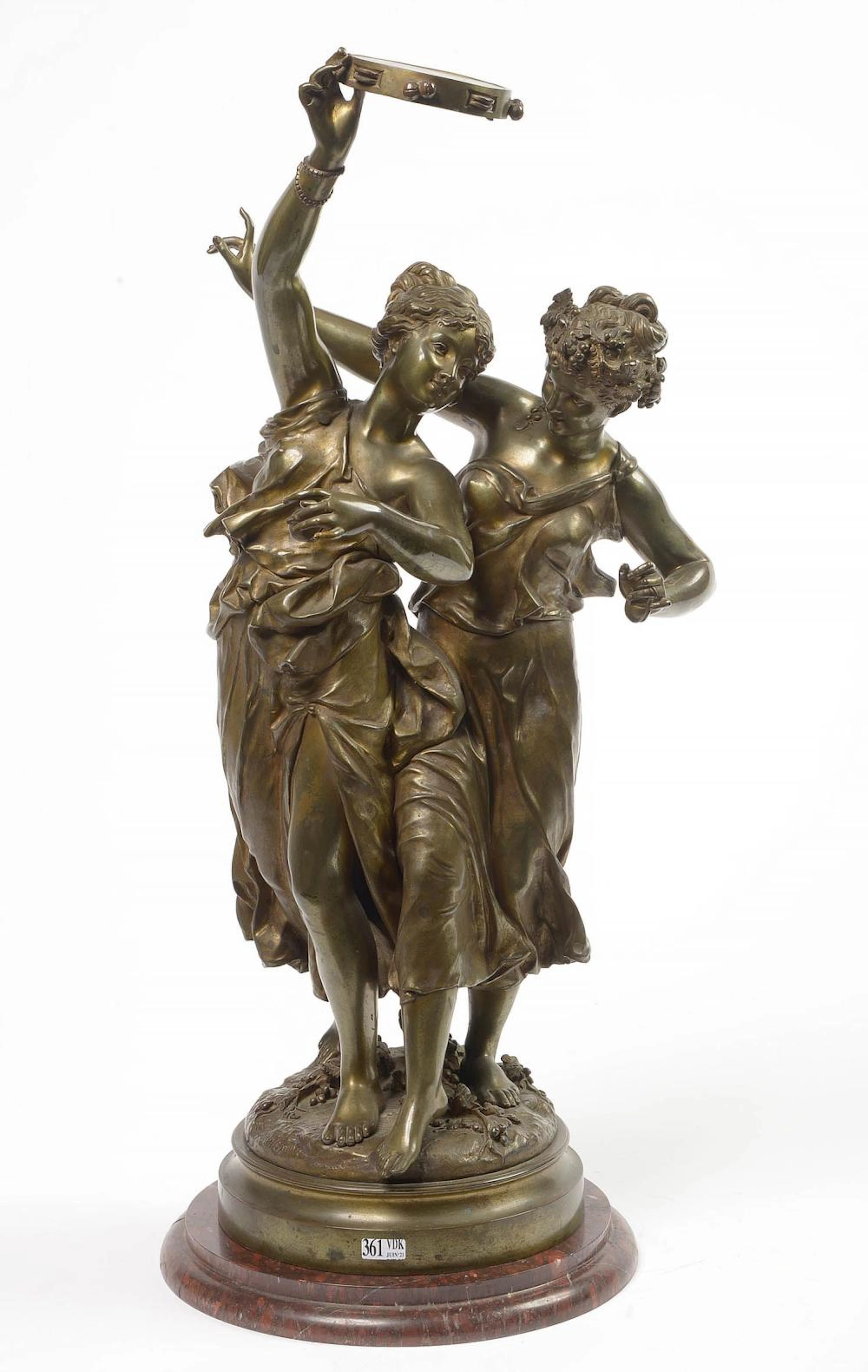 Sculptures "Deux danseuses au tambourin" en bronze à patine dorée. Signé