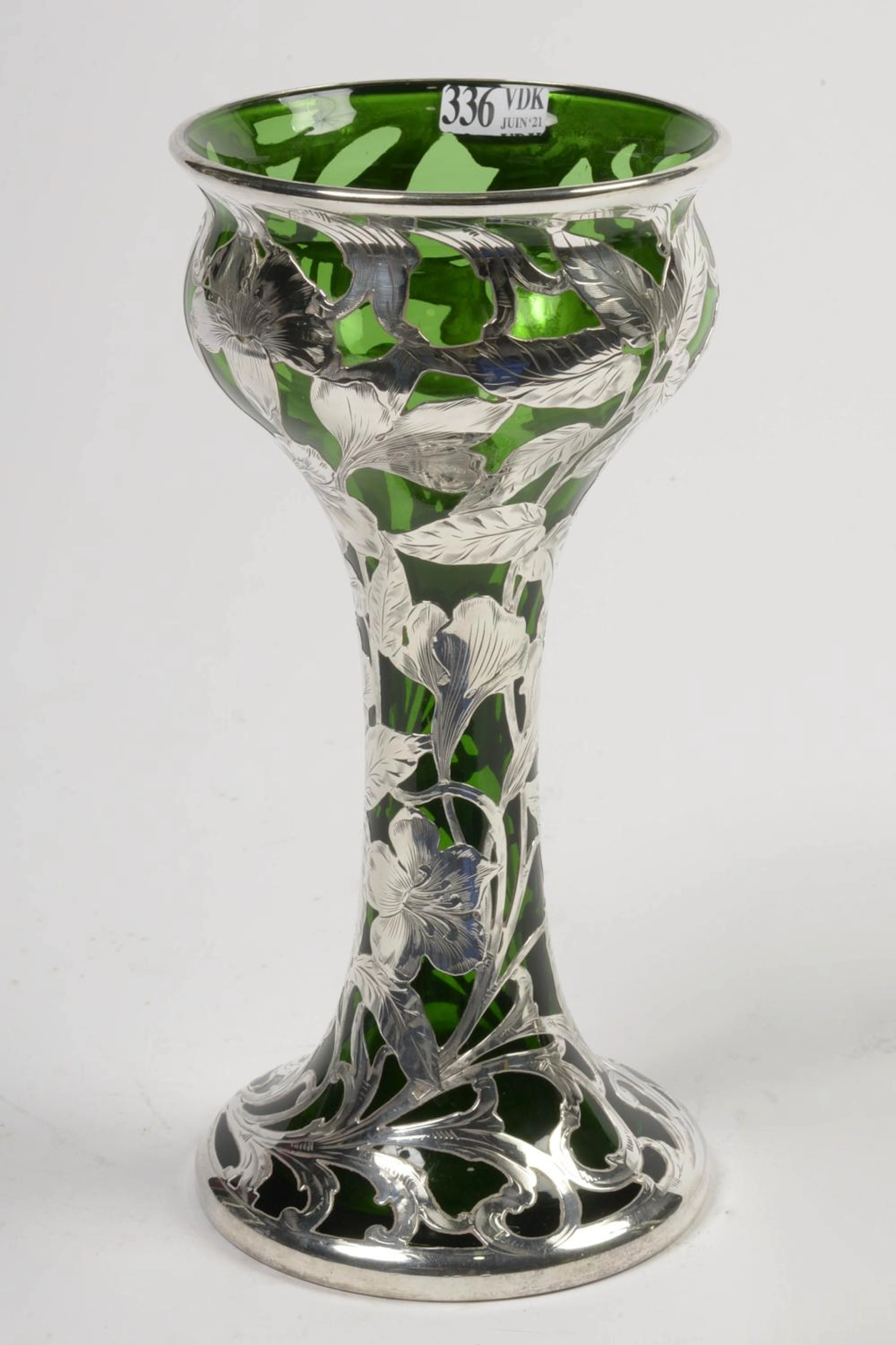Argenterie Grande coupe sur piédouche en cristal couleur émeraude à mont