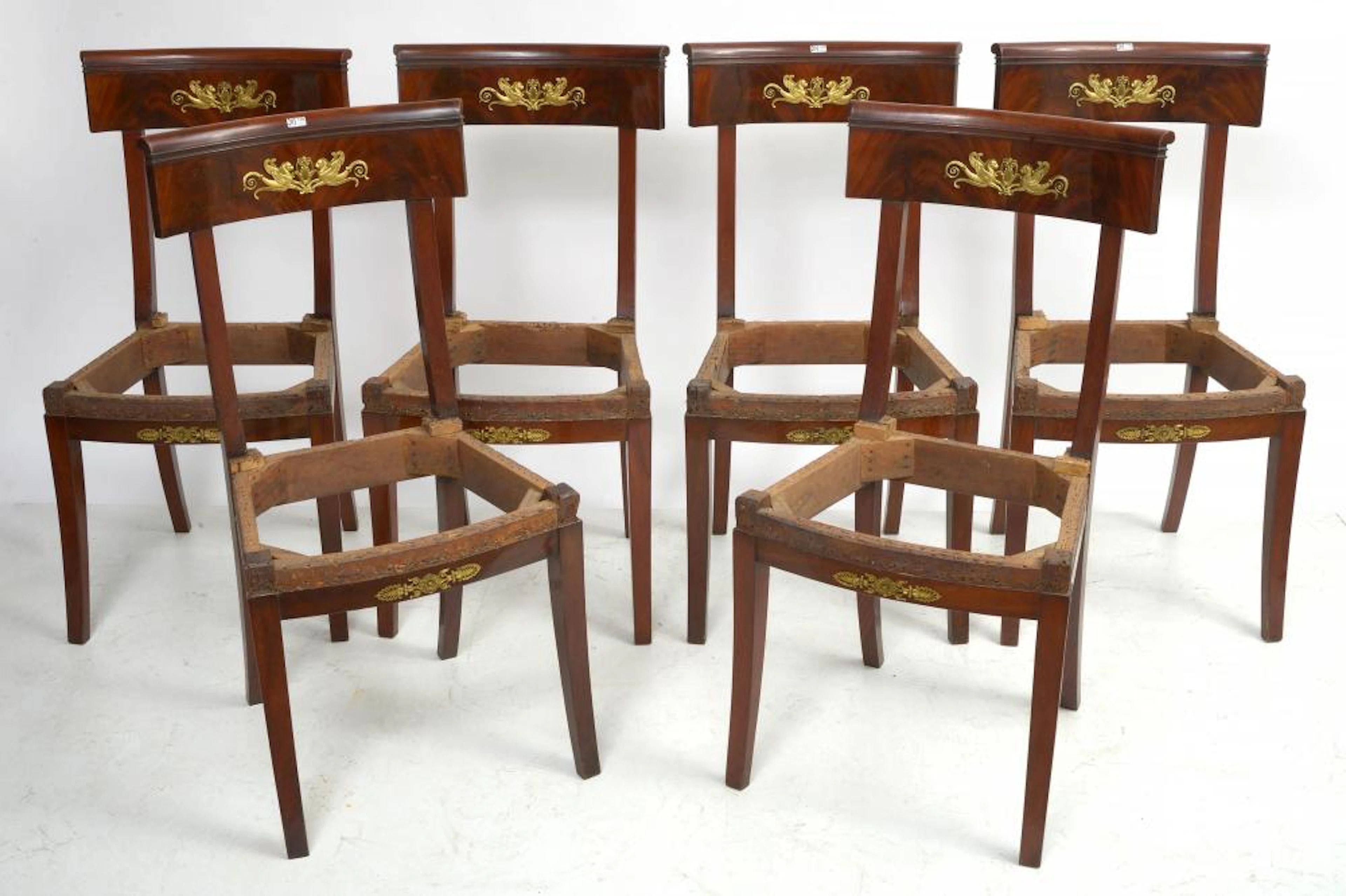 Mobilier Série de 6 chaises de style Restauration en acajou. Garnitures