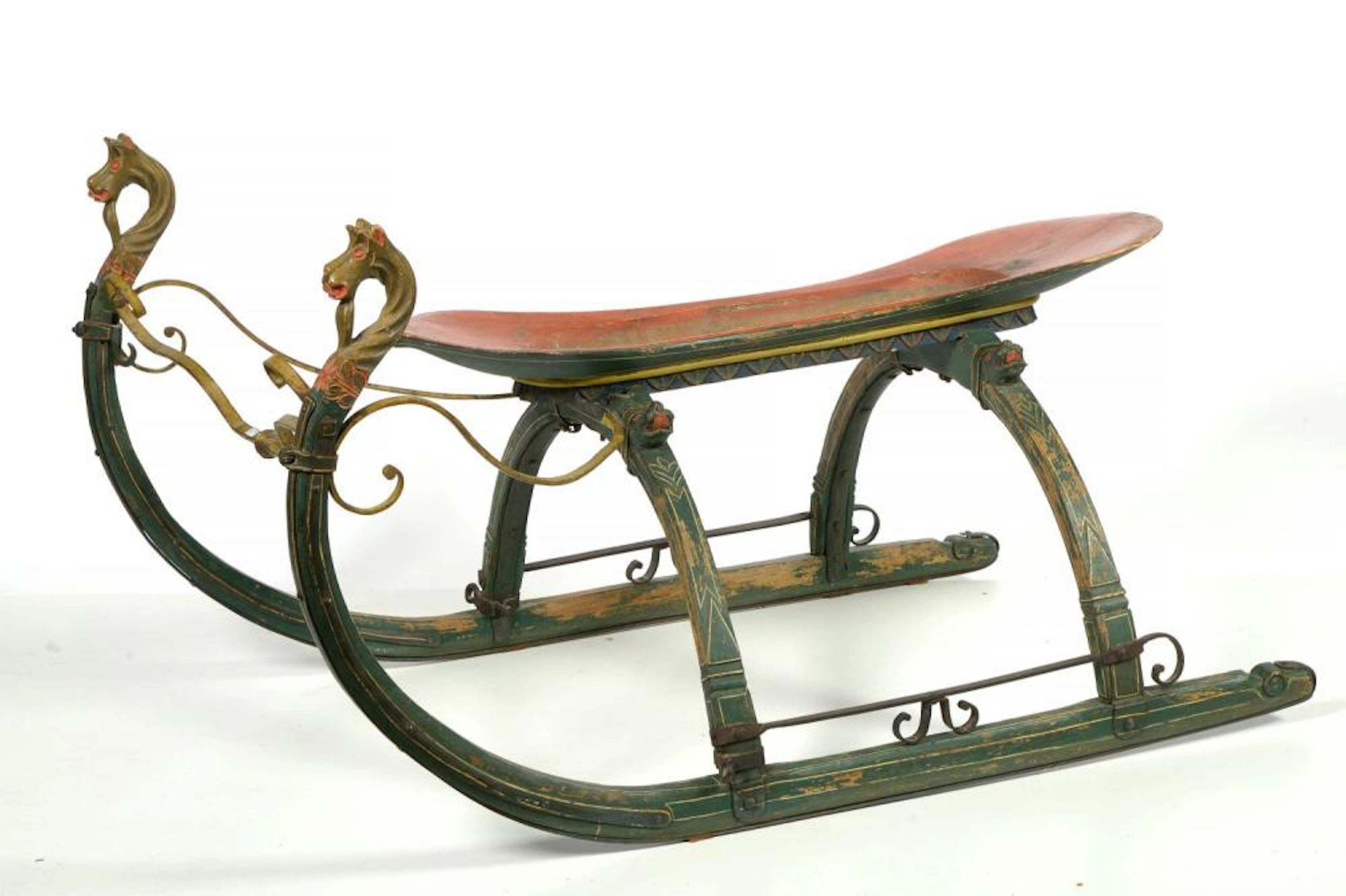 Traîneau en bois sculpté et polychromé à décor de "Têtes...