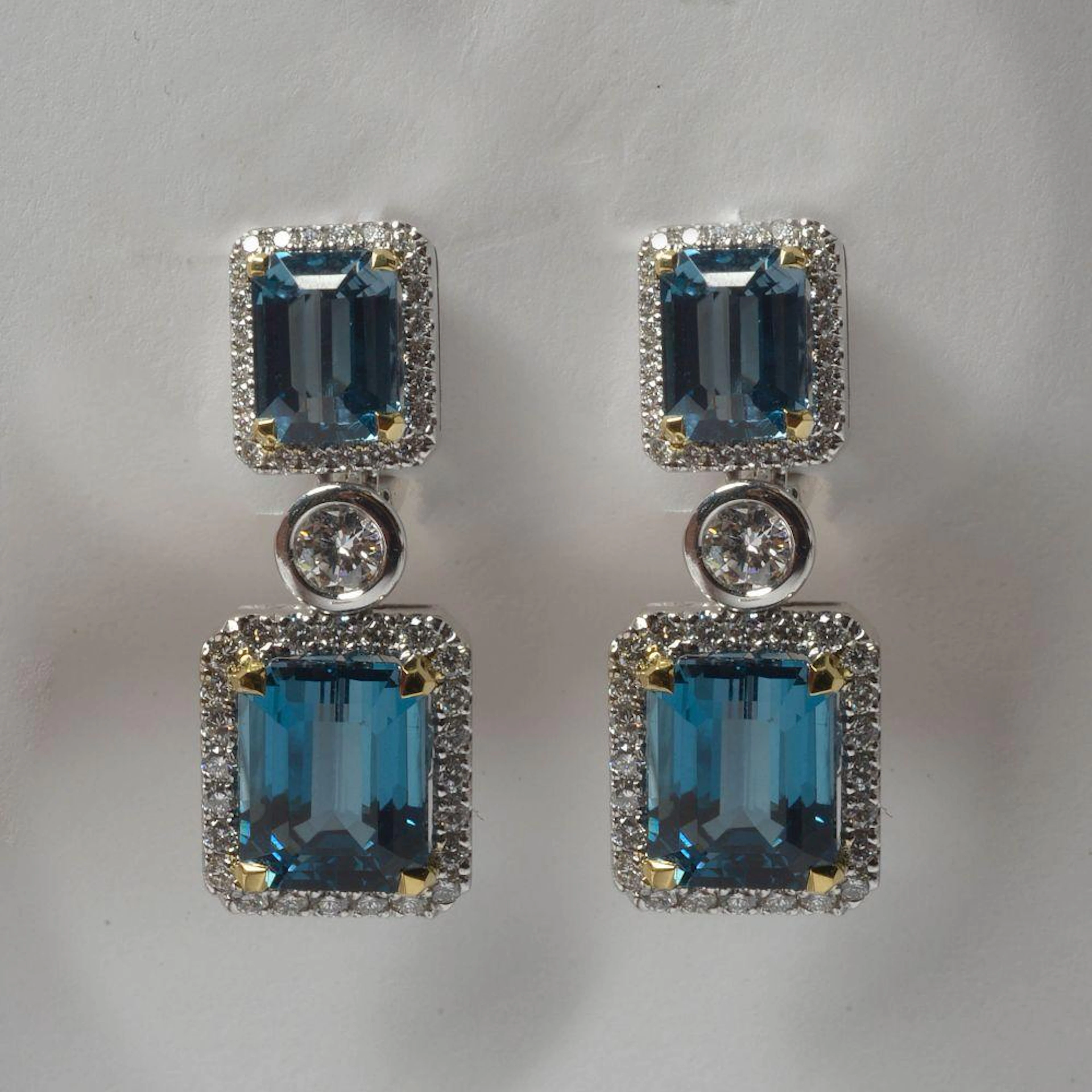 Paire de boucles d'oreilles en or blanc 18 carats serties...