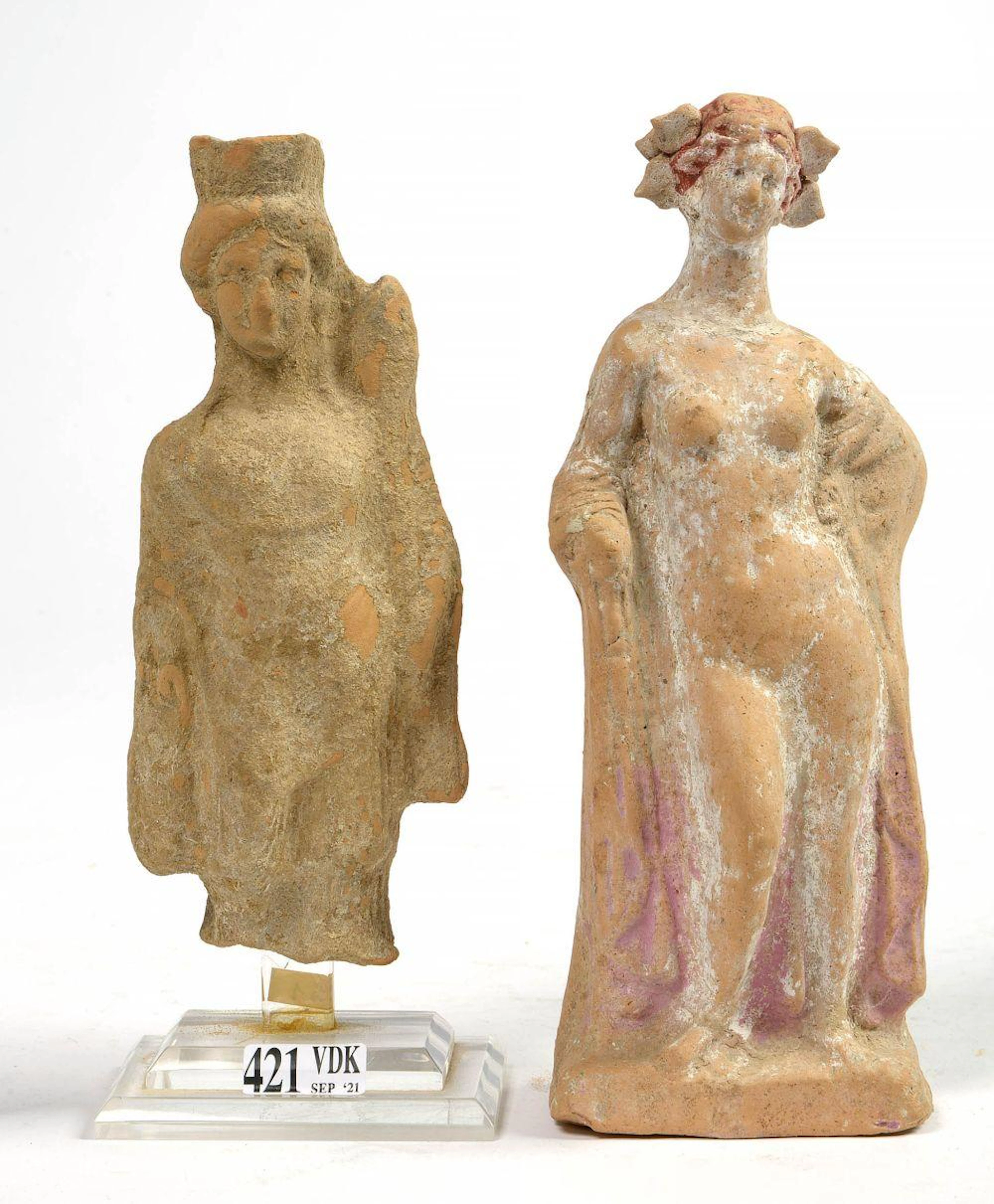 Deux statuettes en terre cuite comprenant: "Artémis et son carquois"