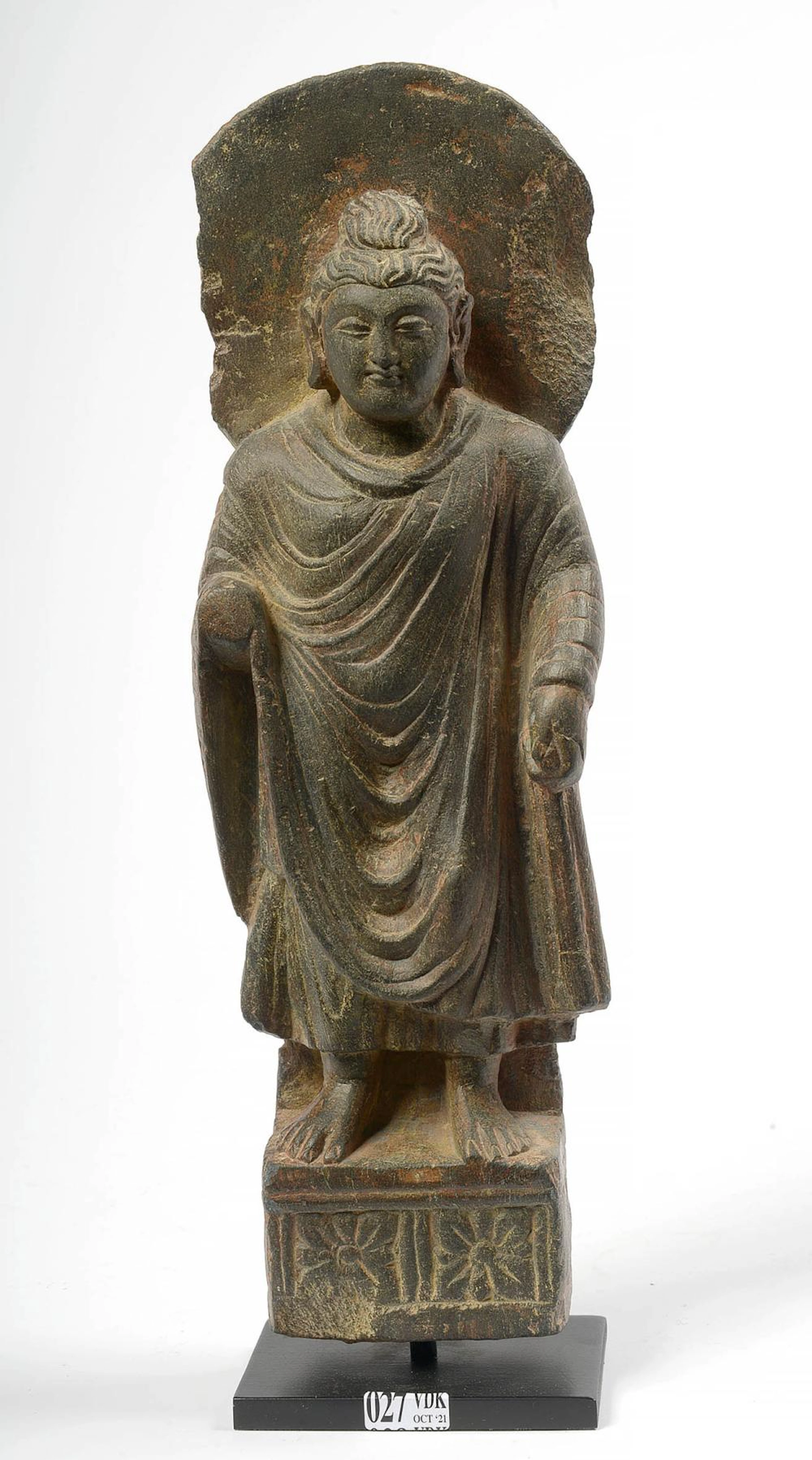 ART ASIATIQUE "Bouddha debout" en schiste sculpté