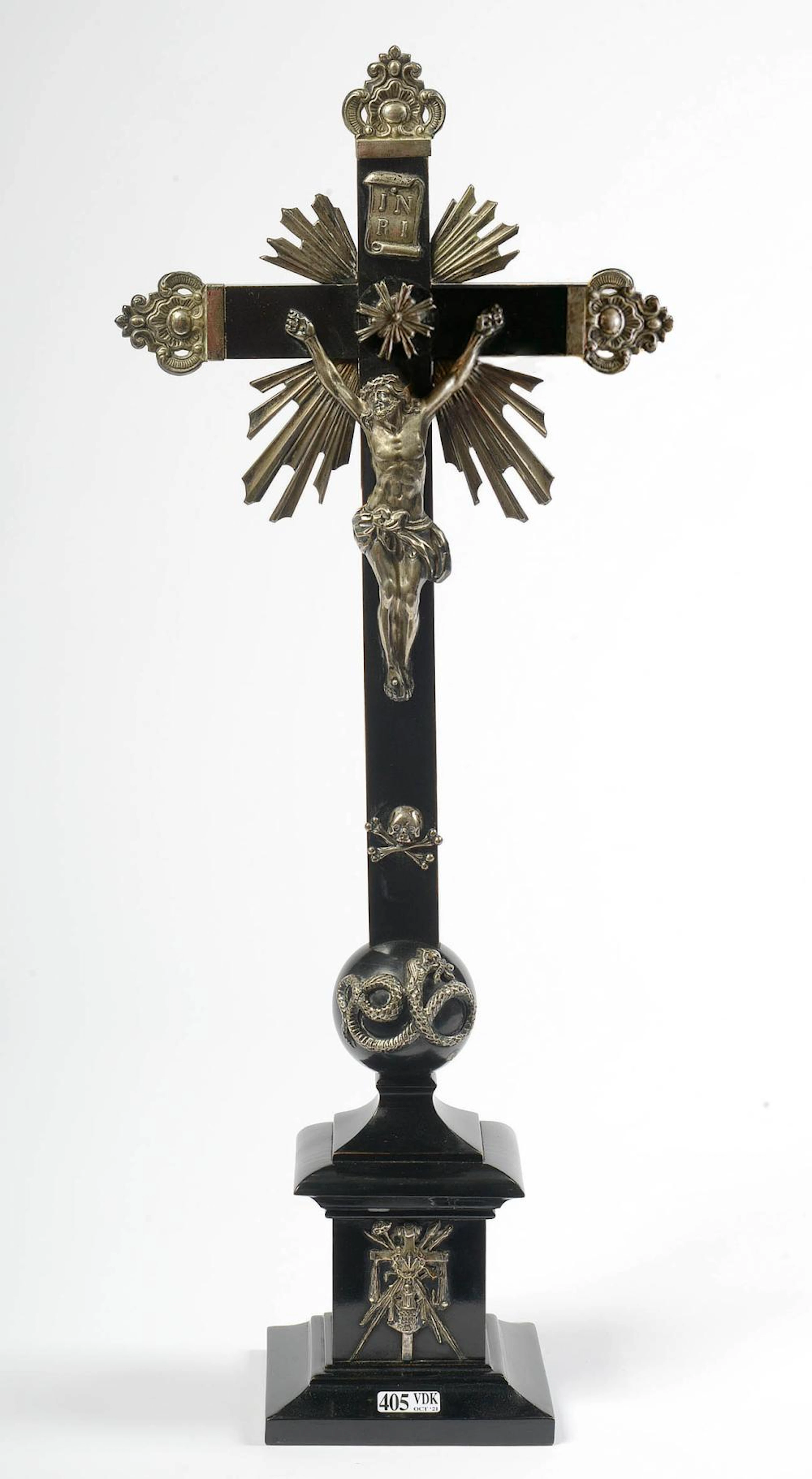 ARGENTERIE "Christ en croix" en argent reposant sur une base en bois laqué noir