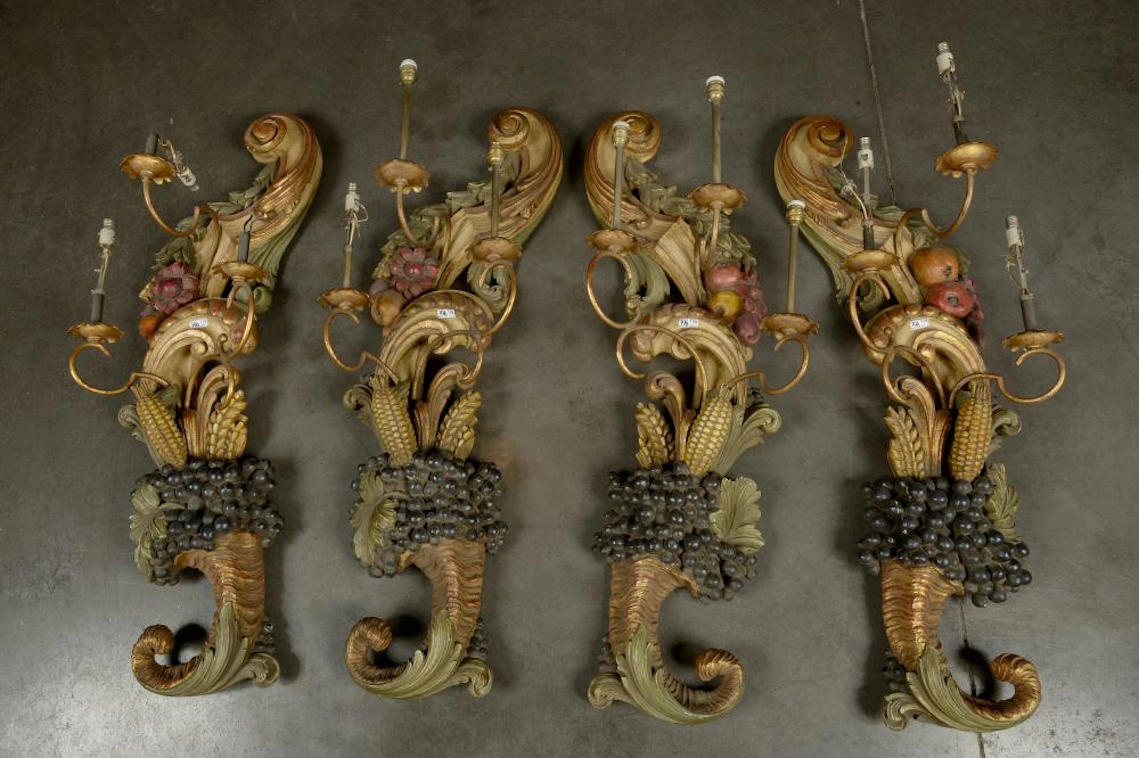 ART DÉCORATIF Suite de quatre grandes appliques murales en bois sculpté