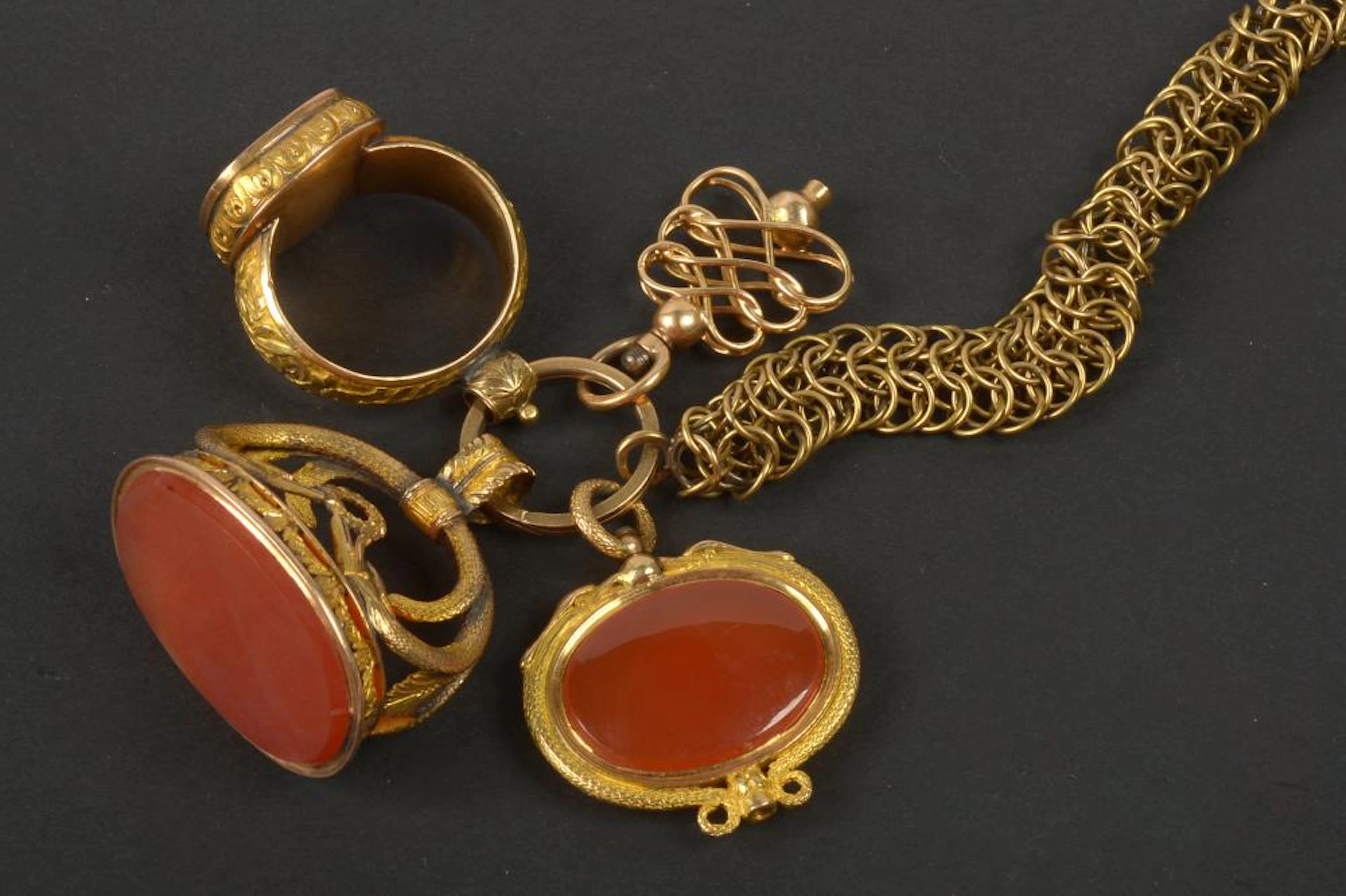 Châtelaine Napoléon III en or jaune 18 carats comprenant...