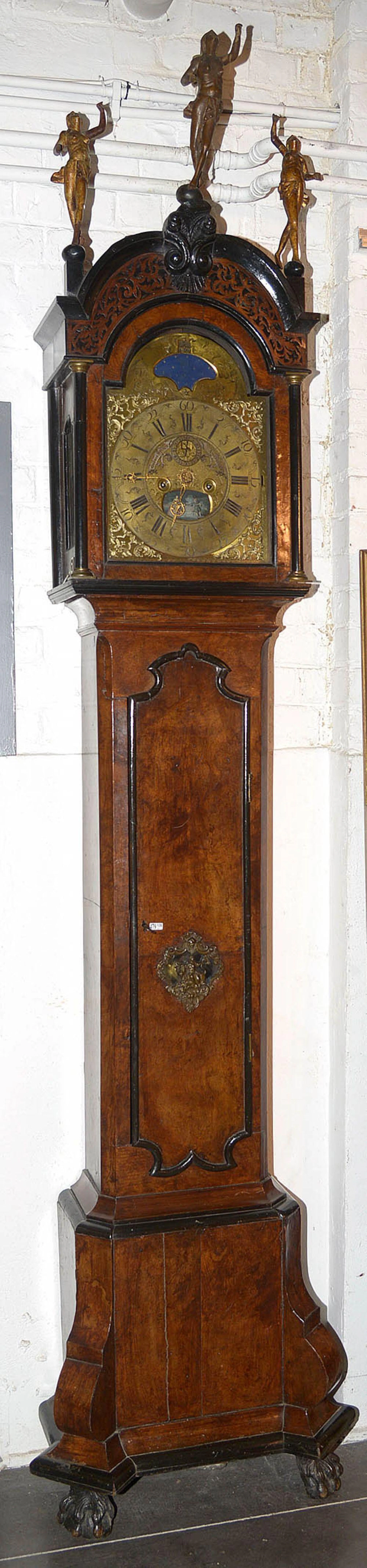 Horloge gaine en bois sculpté