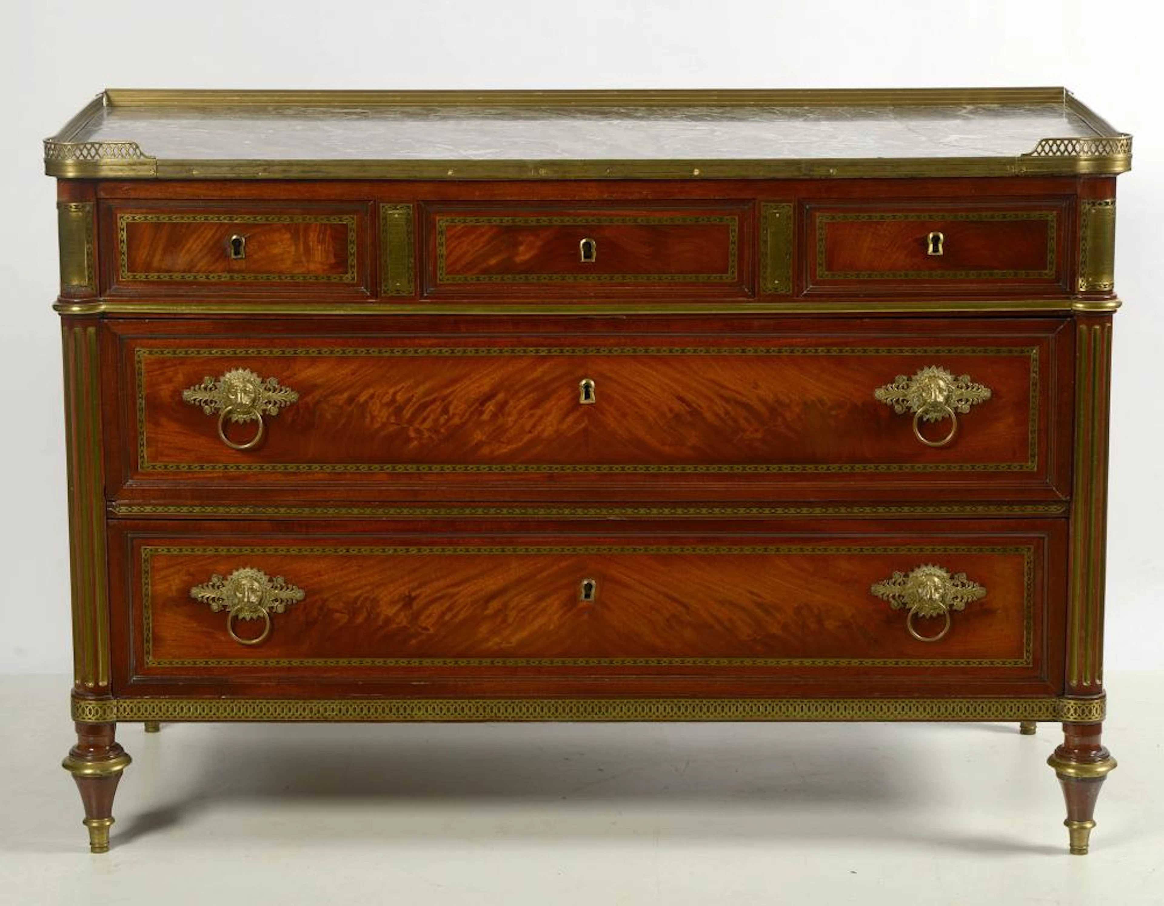 Commode Louis XVI, annonçant le style Empire en placage d'acajou