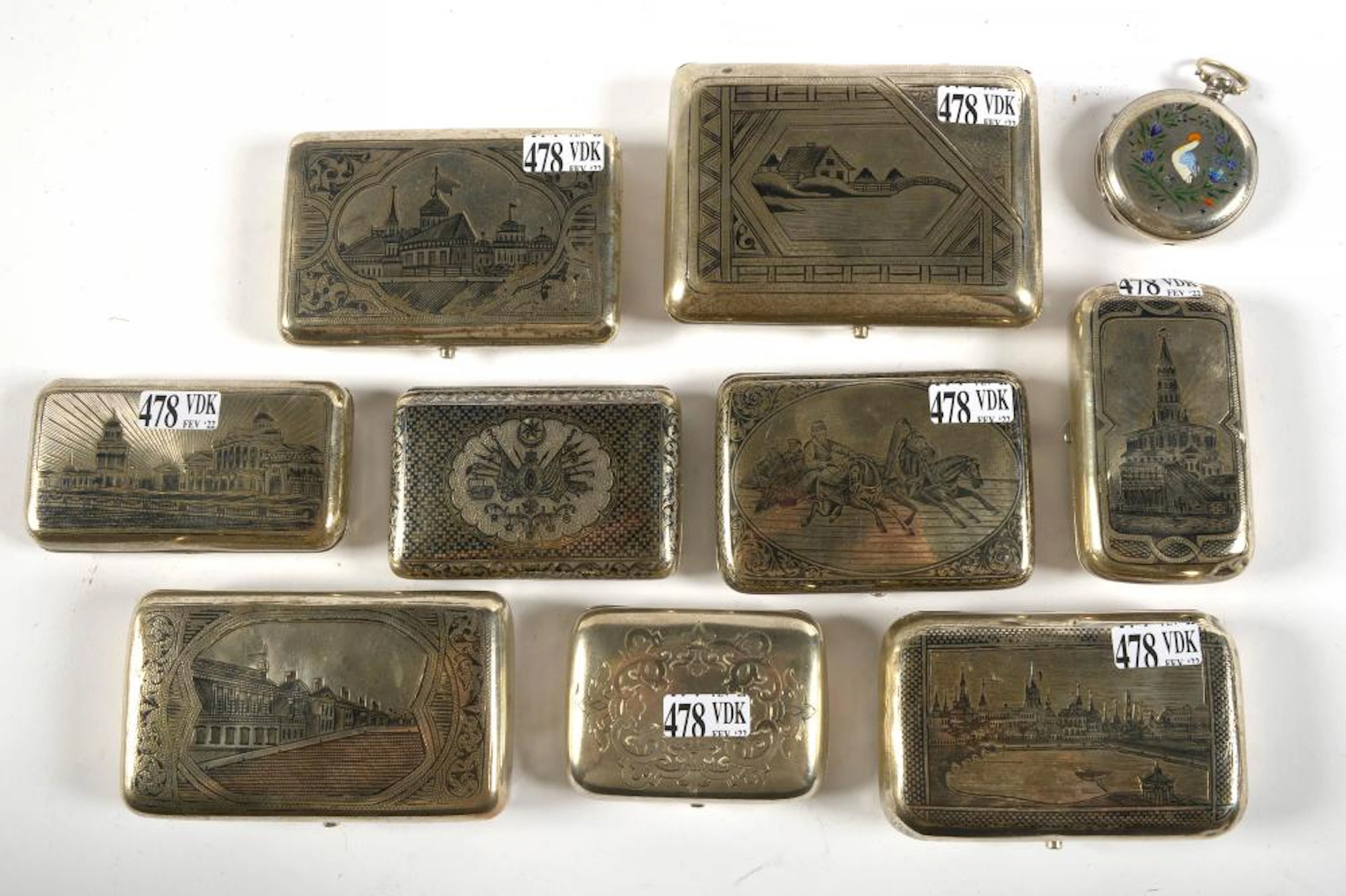 Lot de 9 comprenant: une série de 8 étuis à cigarettes en argent,