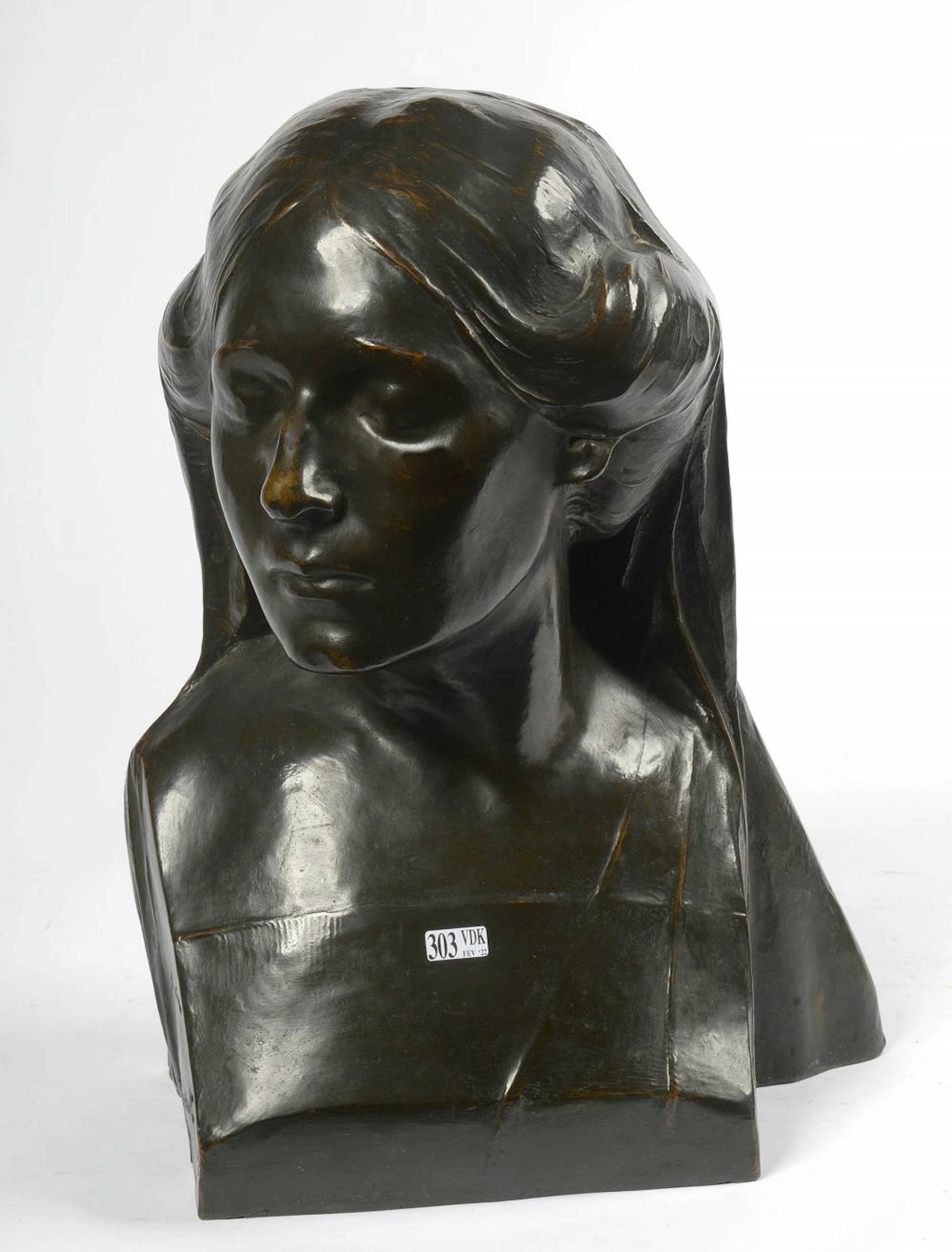 "Buste de femme ou la veuve" en bronze à patine brune foncée. Sig