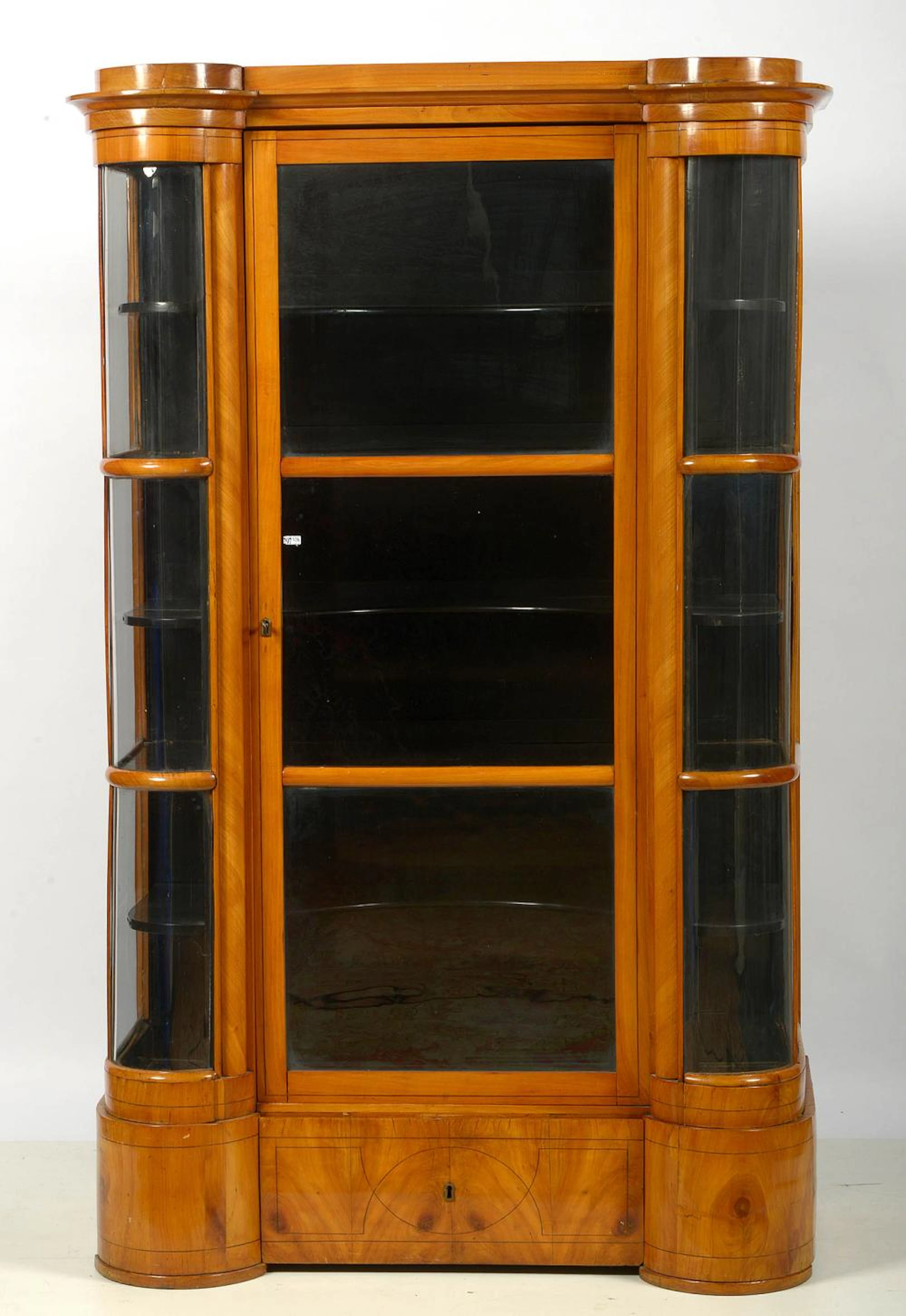 Mobilier Vitrine Biedermeier en placage de bois fruitier ouvrant par une porte