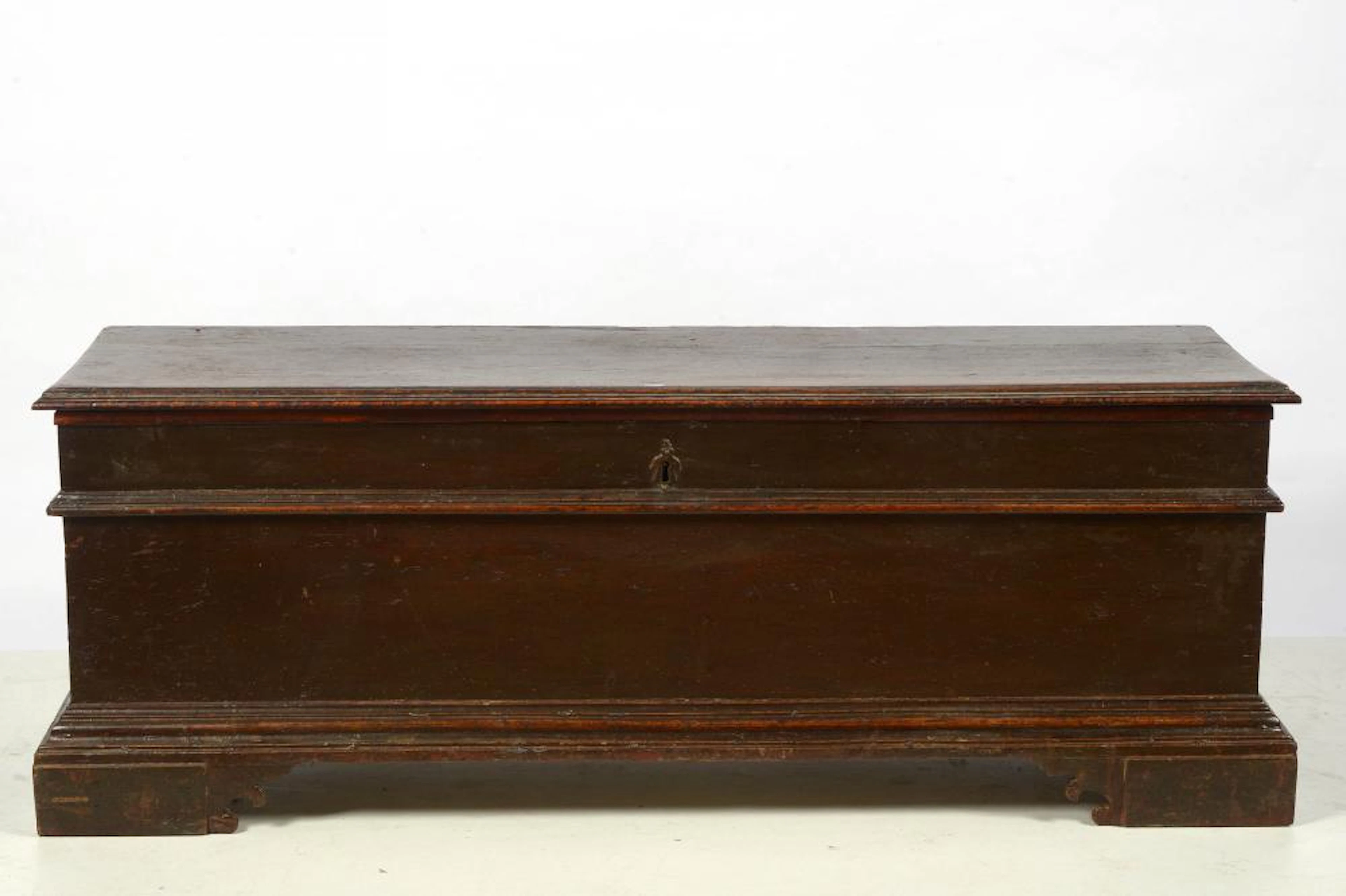 Mobilier Cassone en noyer à décoration de moulures