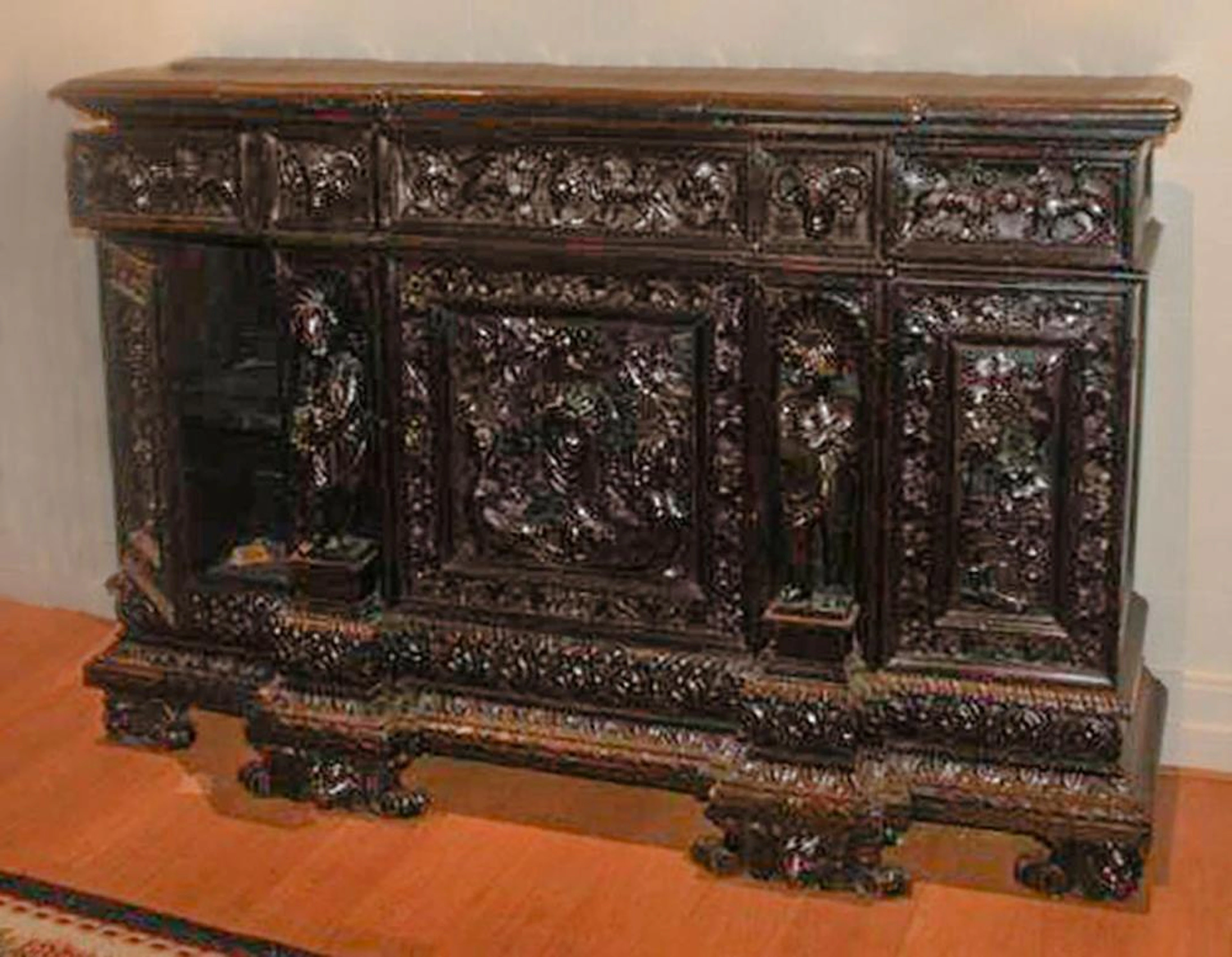 Mobilier Dresse en noyer ouvrant par trois portes...