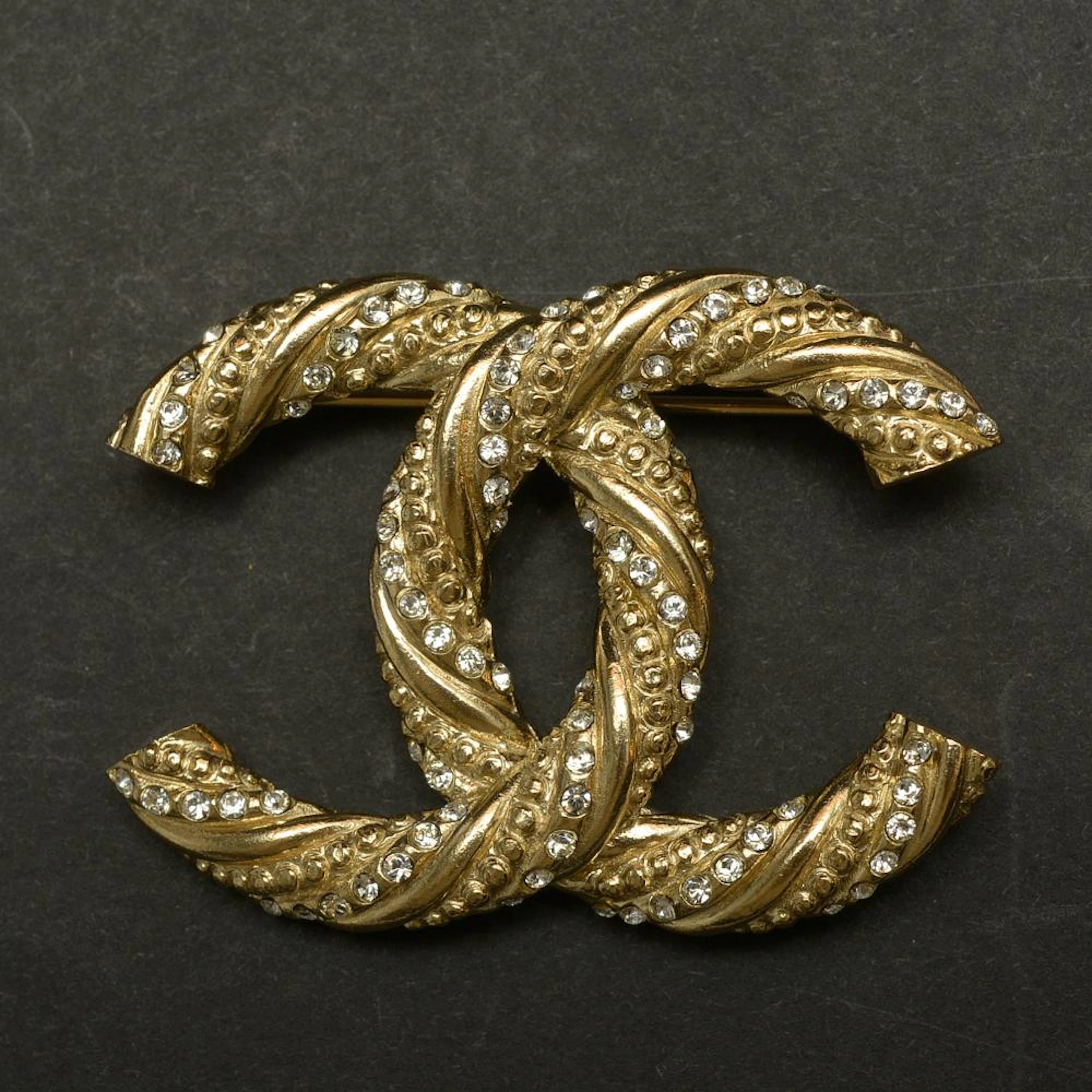 Vintage et Haute Couture CHANEL Broche en métal argenté...