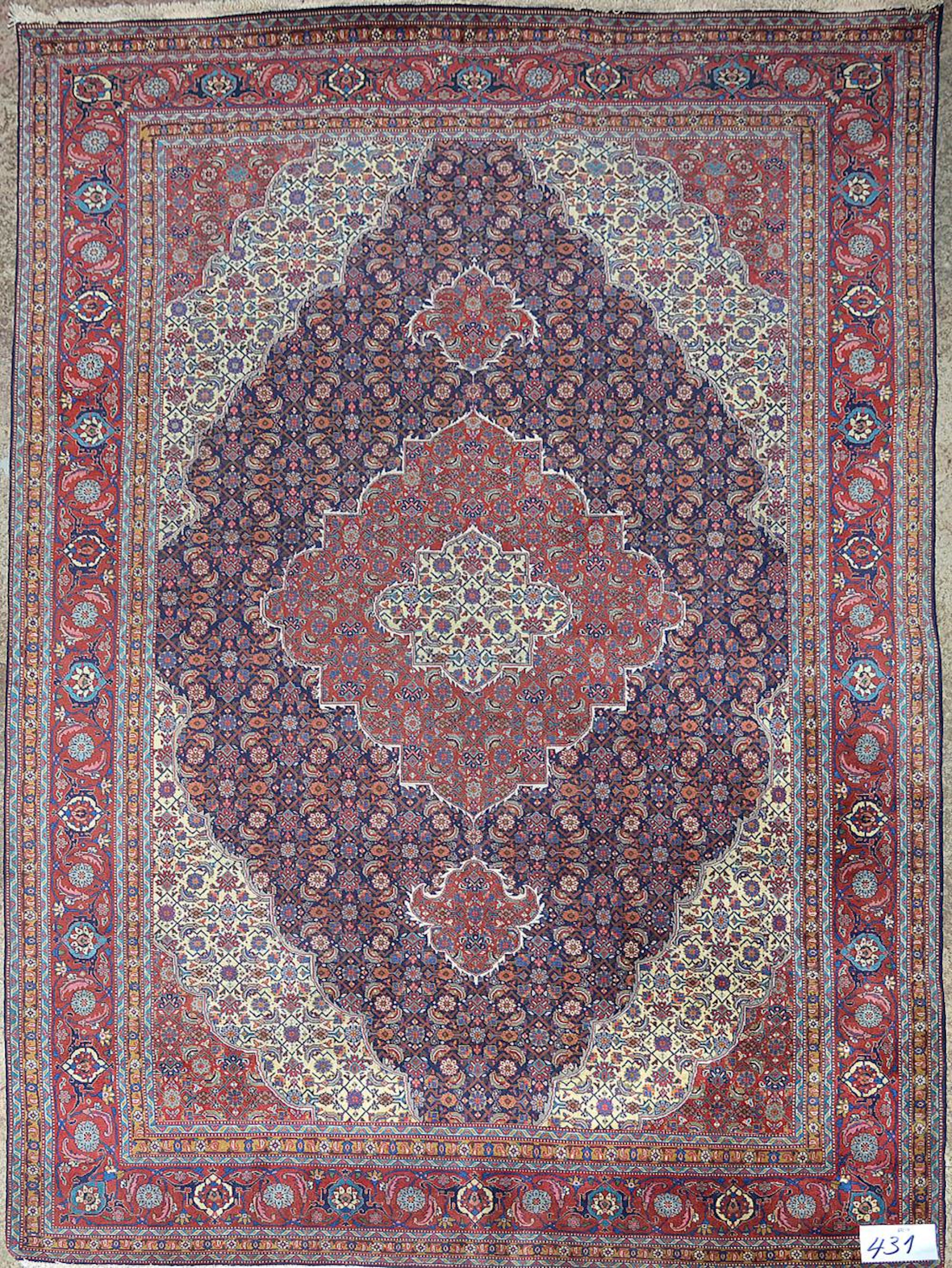 Tapis Grande carpette Ispahan décorée d'un médaillon floral beige sur fond rouge