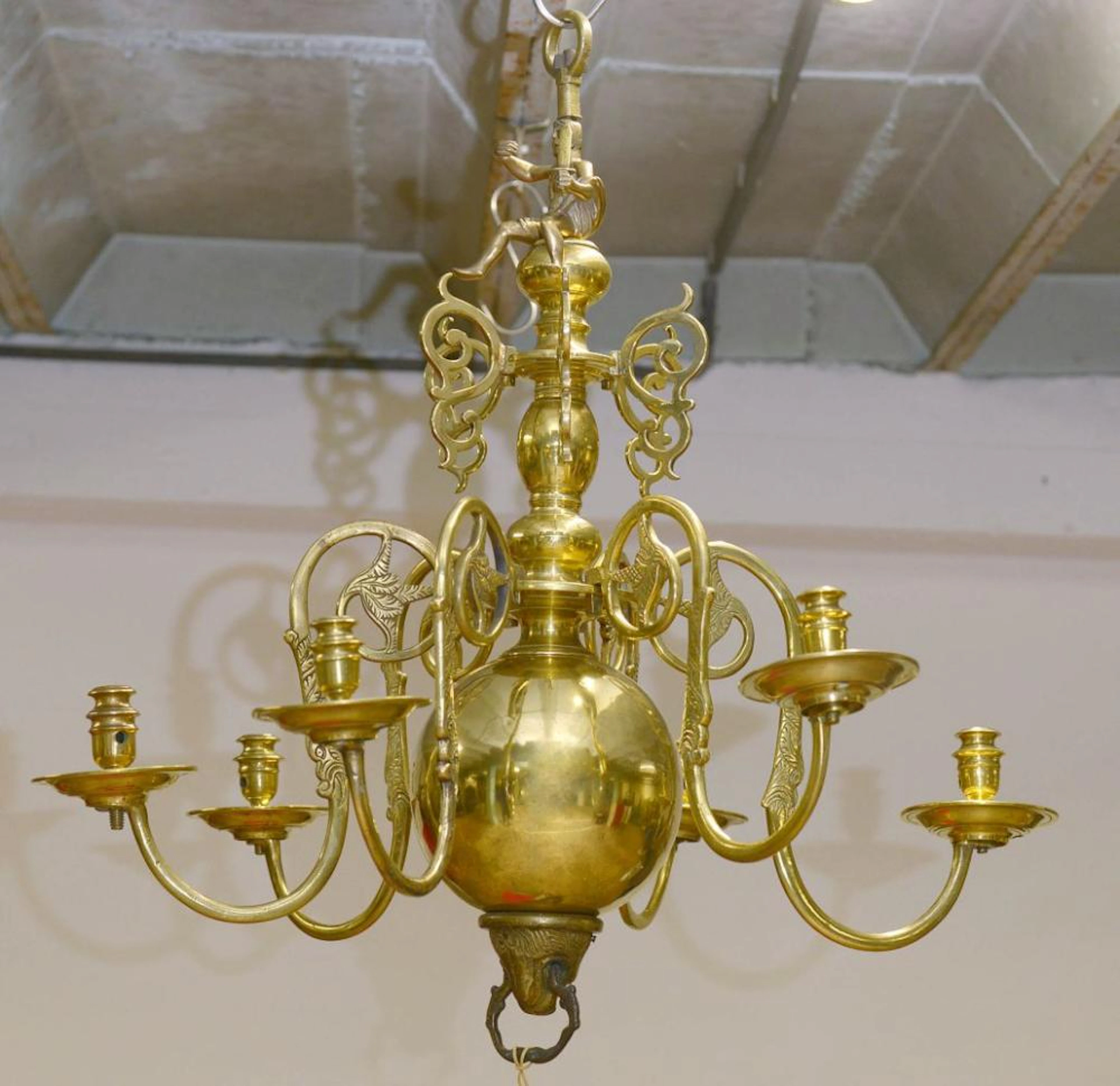 LUSTRE EN LAITON À DEUX NIVEAUX ET SIX BRAS DE LUMIÈRE...