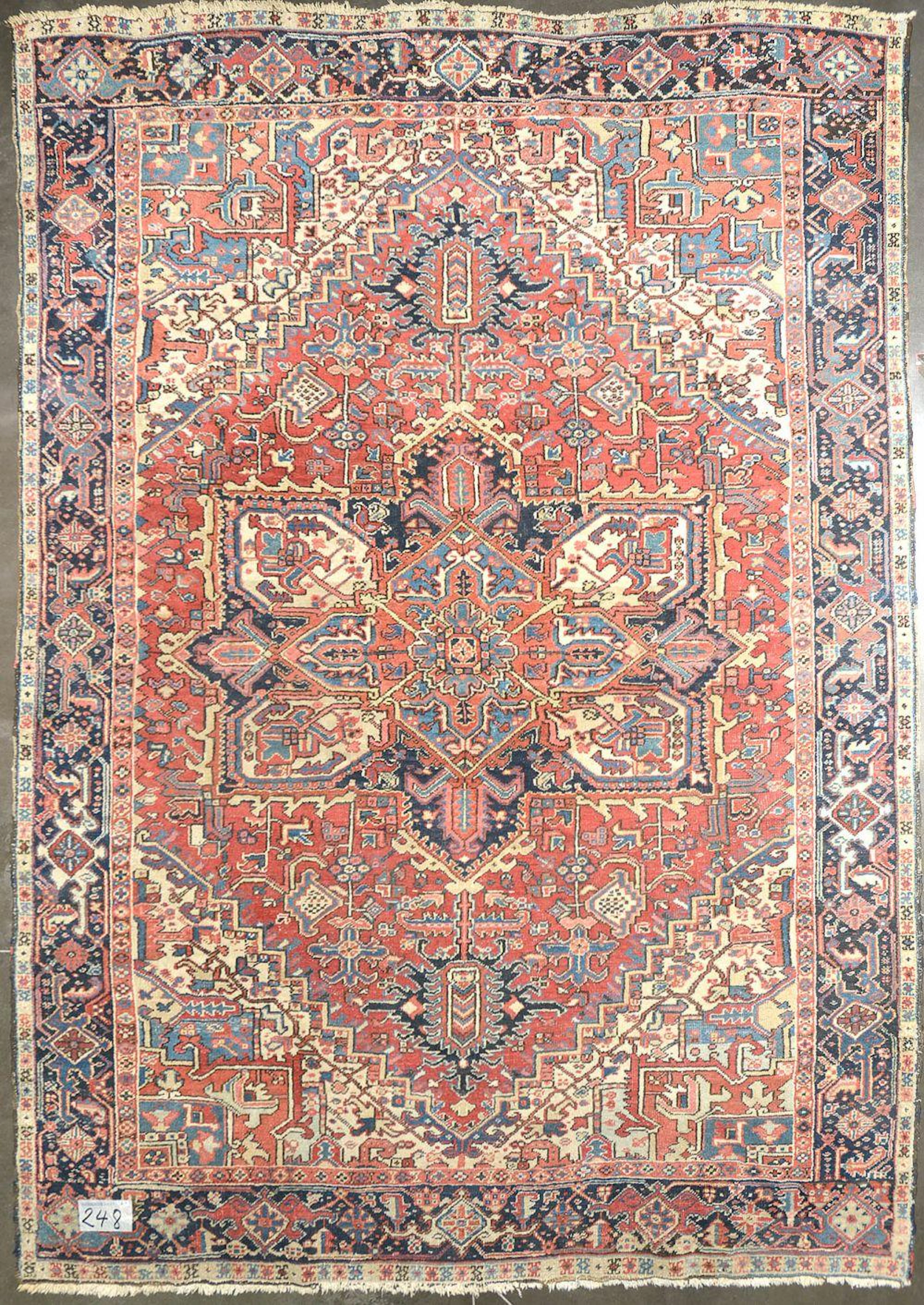GRAND TAPIS HERIZ ANCIEN EN LAINE AU DÉCOR DE MÉDAILLON...
