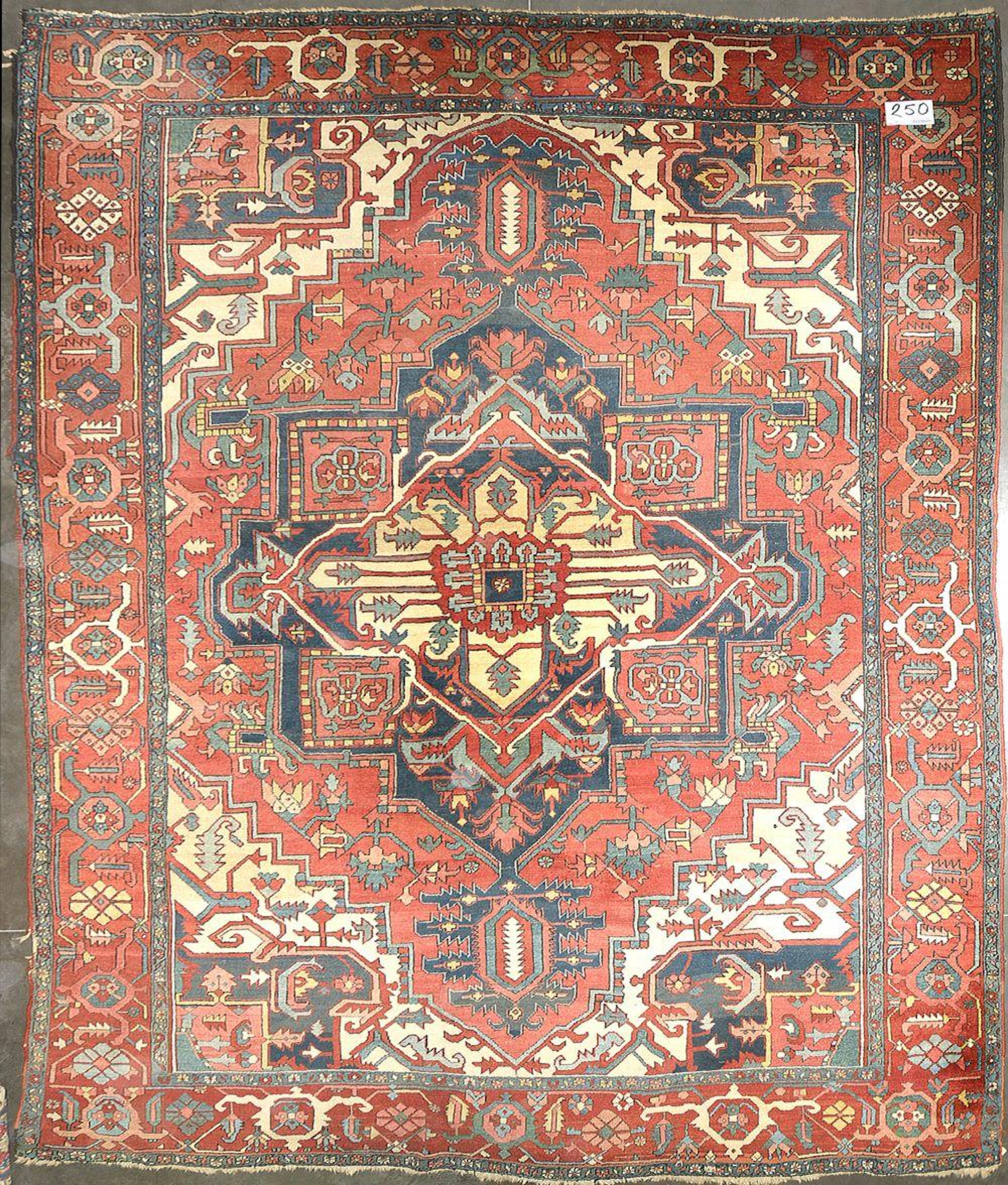 GRAND TAPIS HERIZ EN LAINE À DÉCOR DE MÉDAILLON CENTRAL...