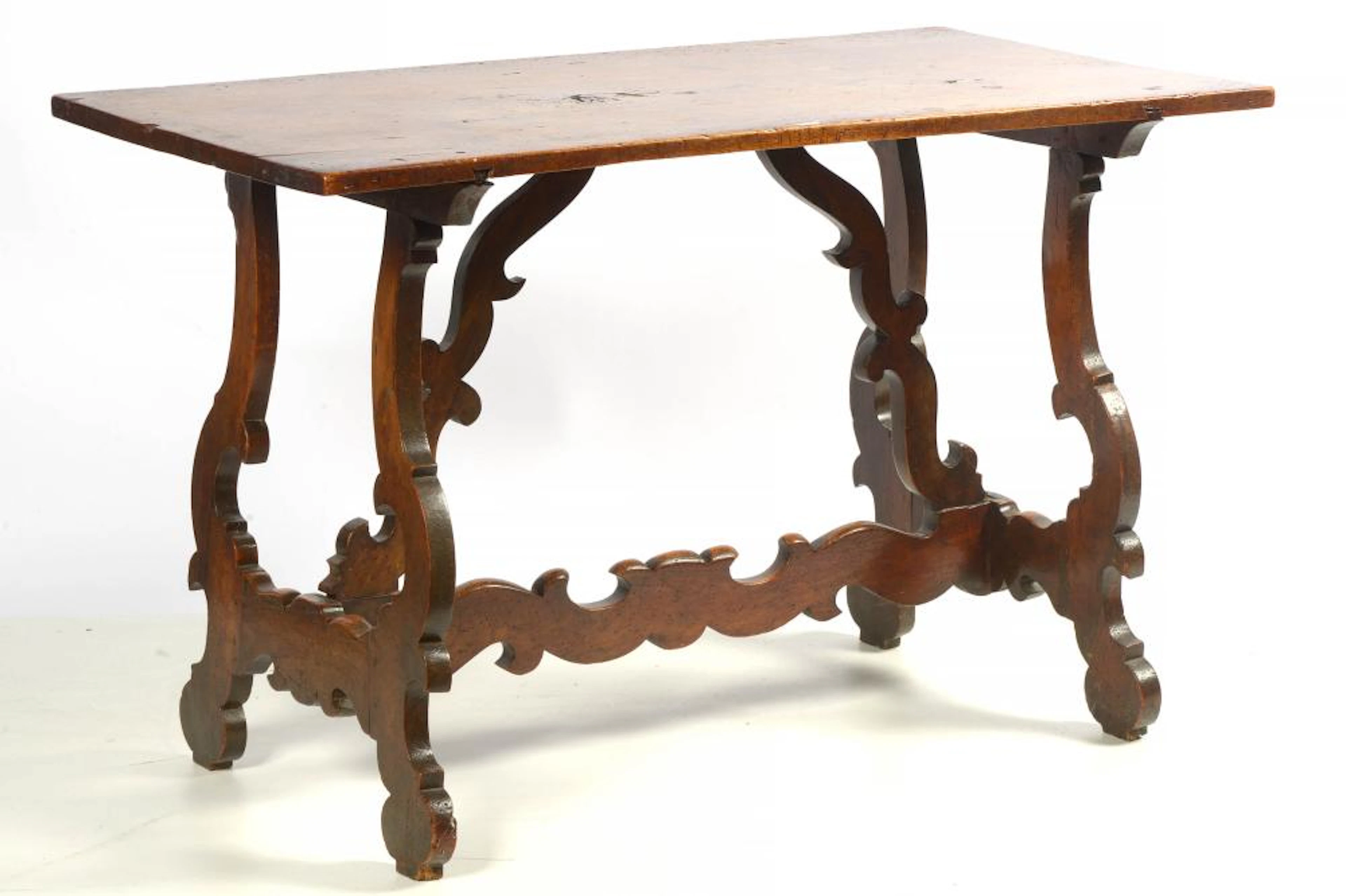 Mobilier Table rectangulaire en noyer sculpté muni d'une entretoise