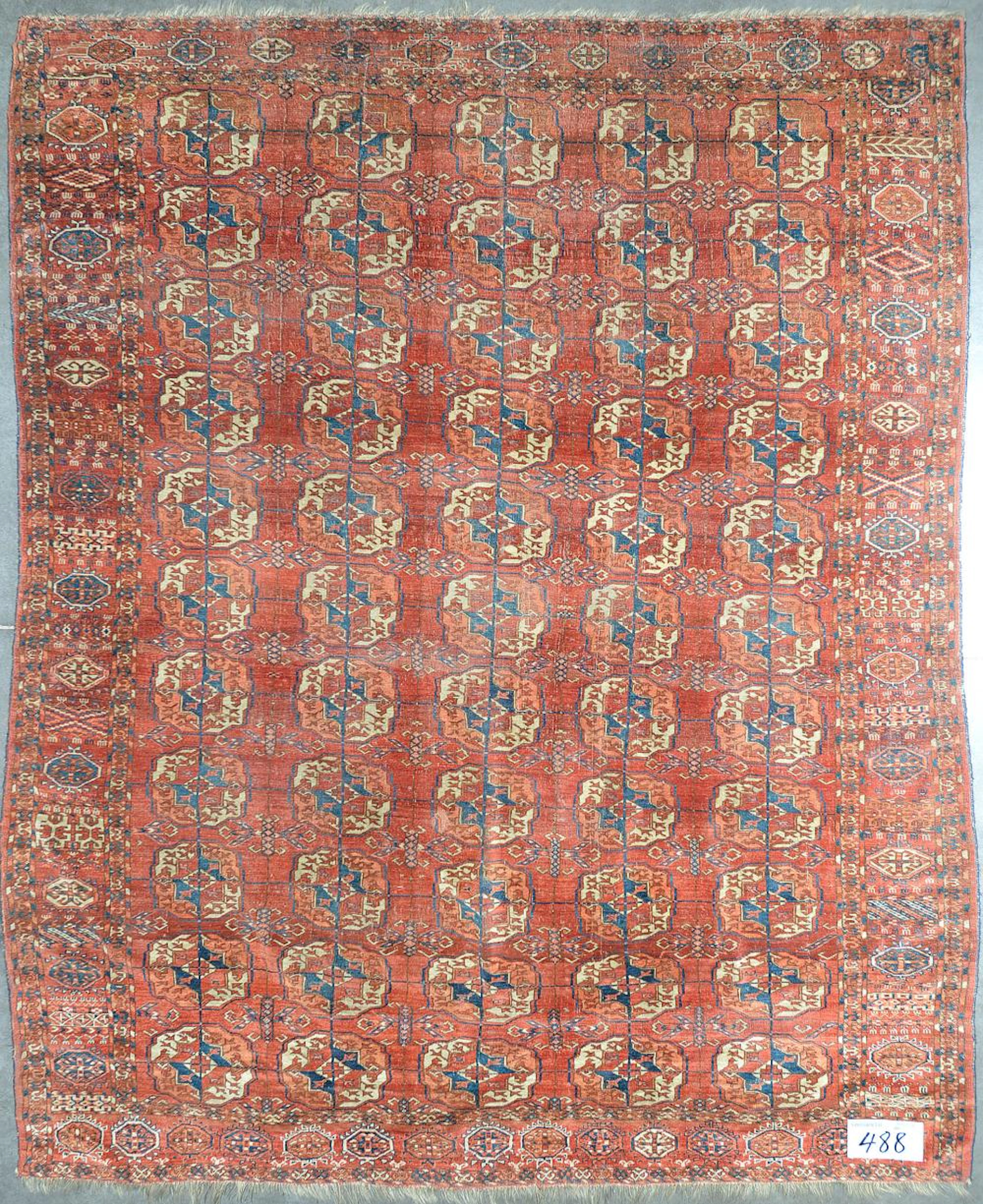Tapis Tapis Boukhara ancien au décor de médaillons sur fond rouge