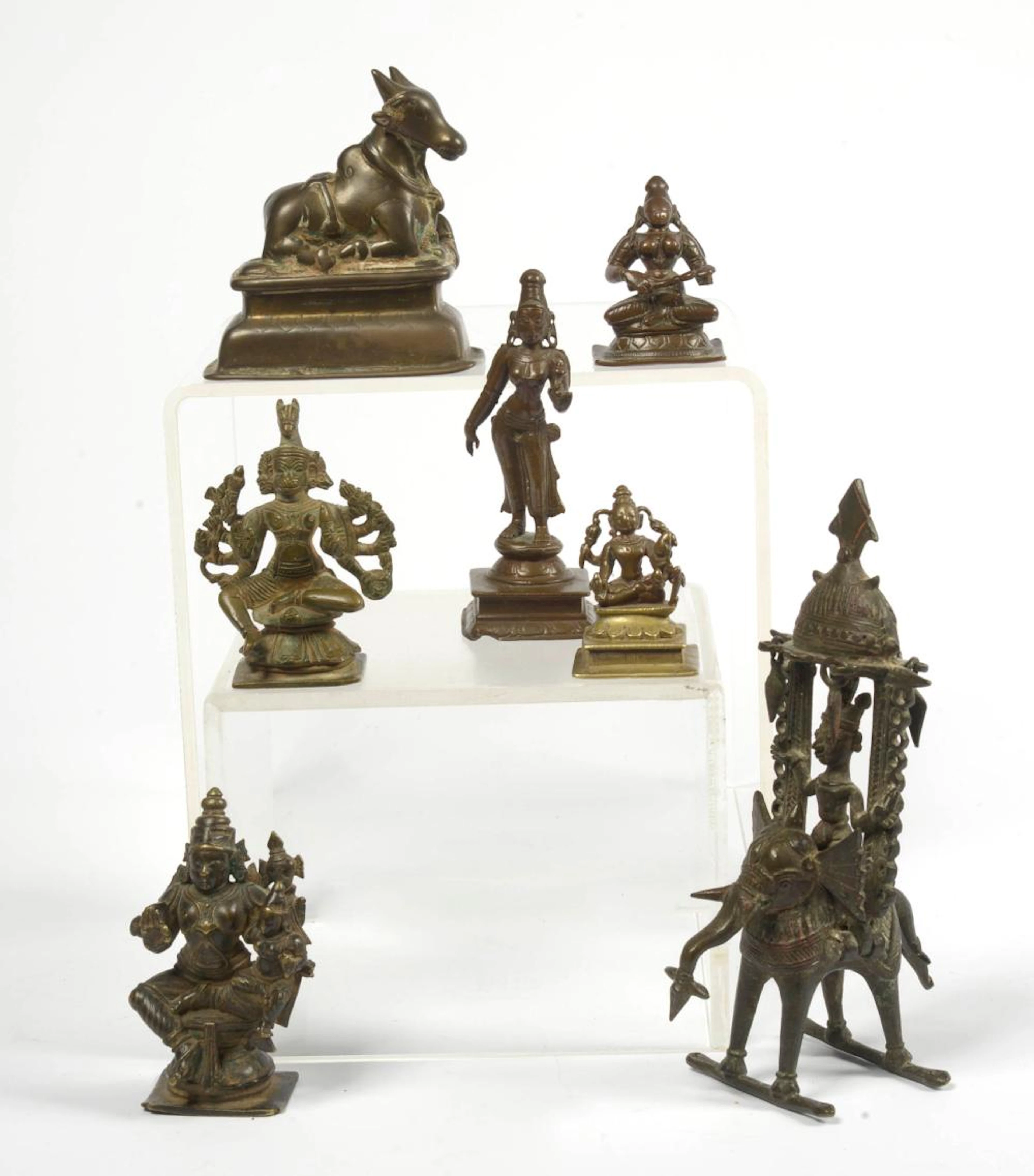 Art Asiatique Ensemble de sept statuettes indiennes en bronze comprenant "Indra"