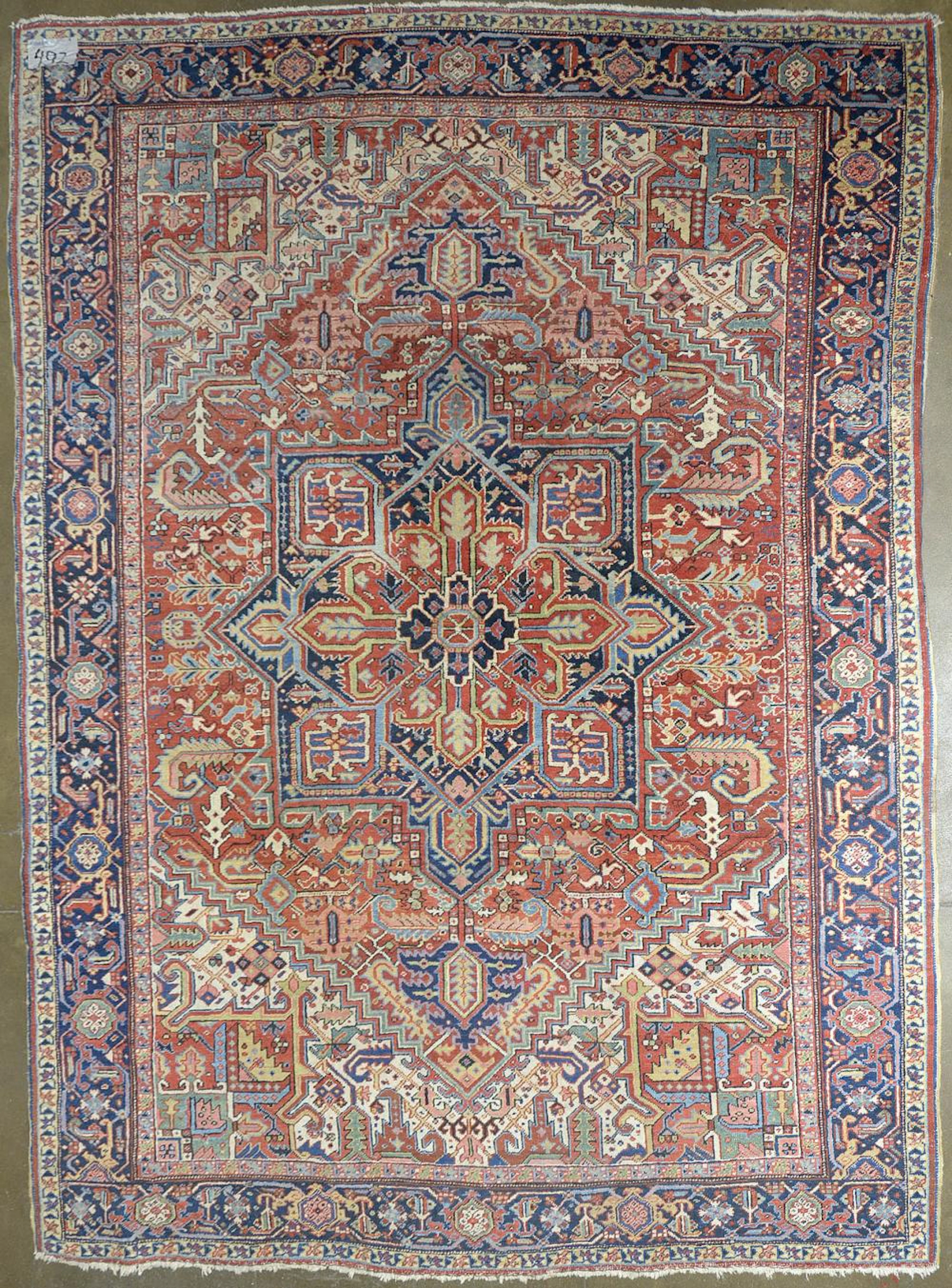 Tapis Grand tapis Heriz en laine au décor floral sur fond rouge