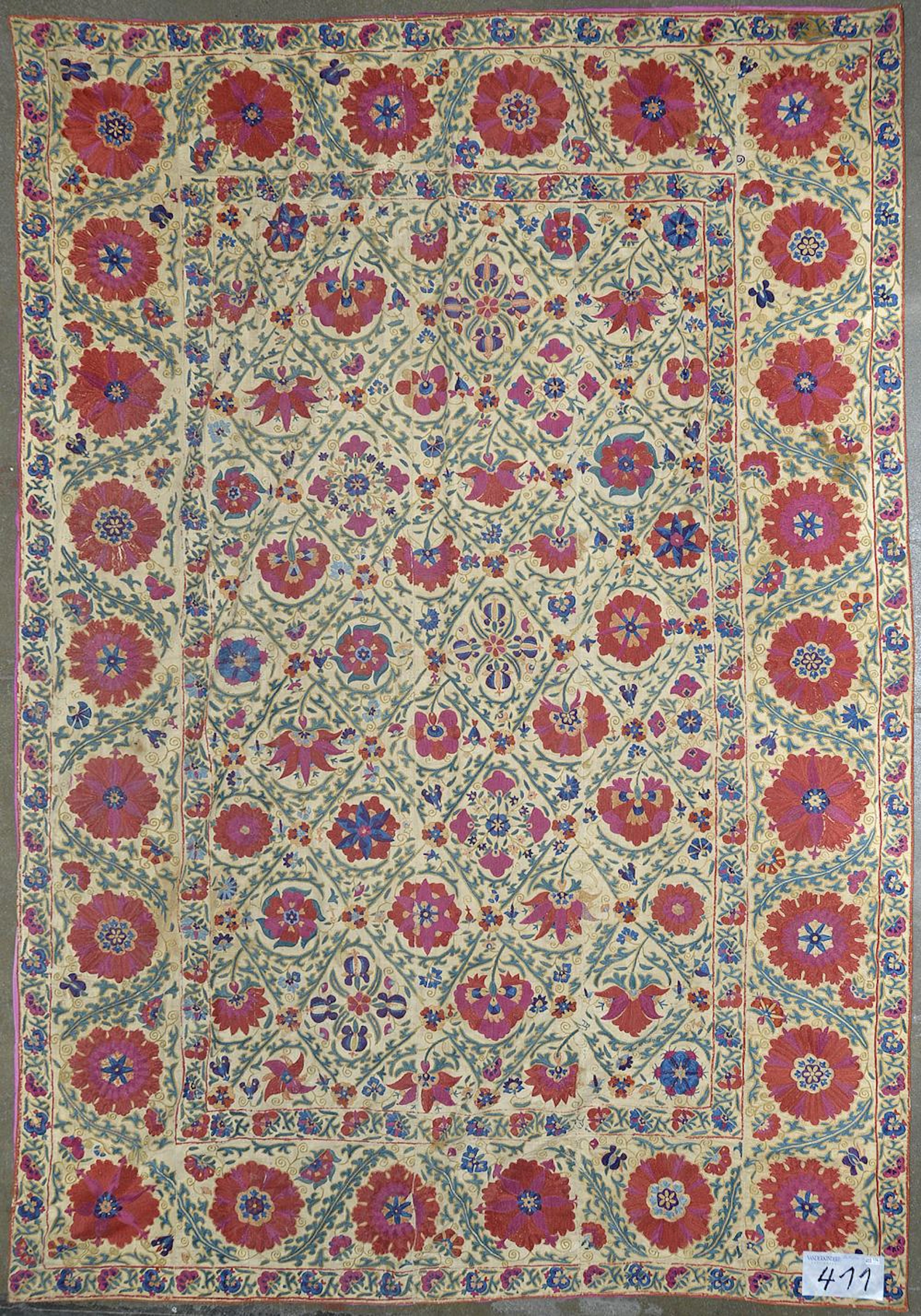 Art Islamique Broderie Suzani doublée constituée de six...