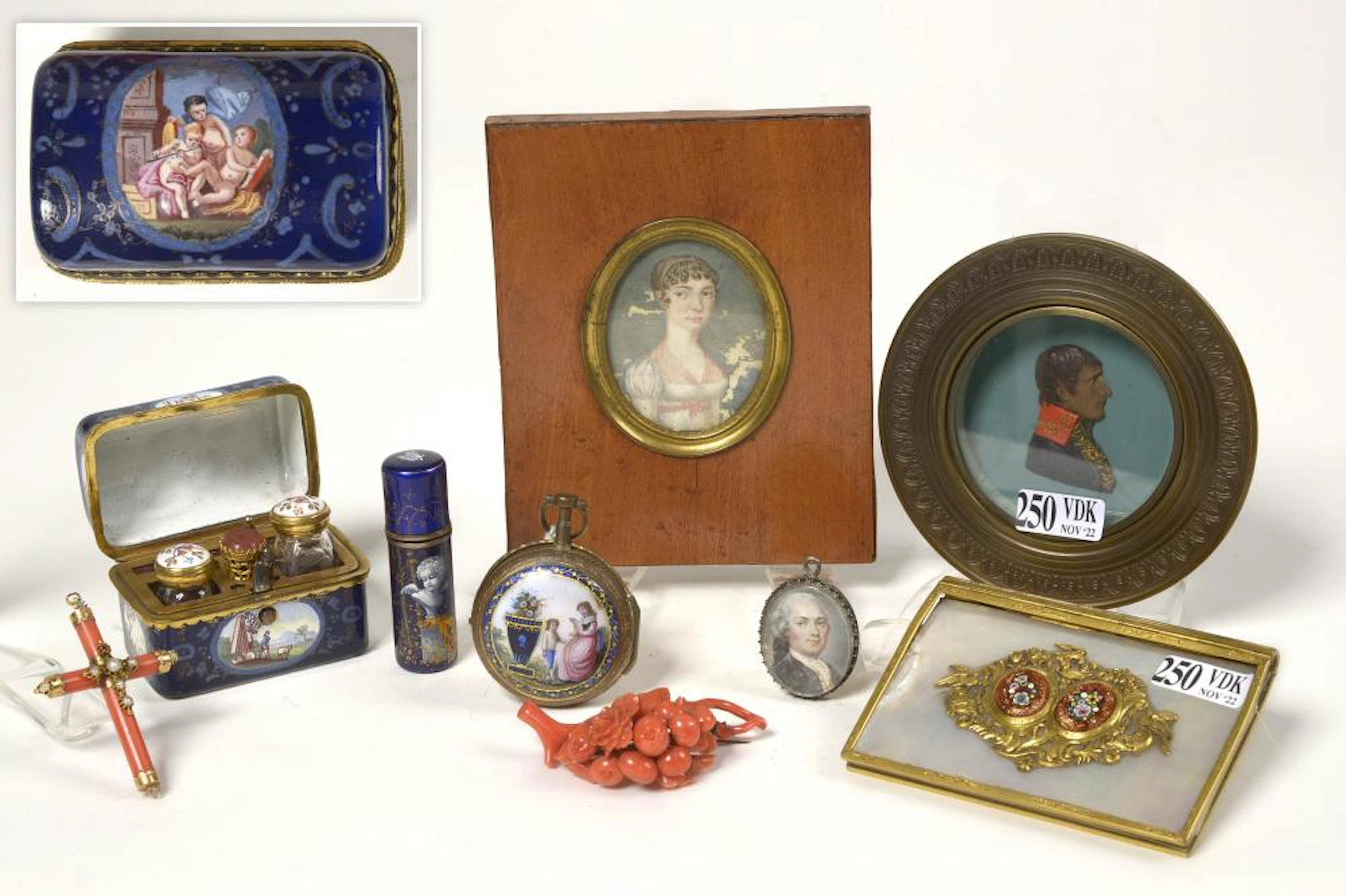 Objets de vitrine Lot de neuf objets de vitrine...
