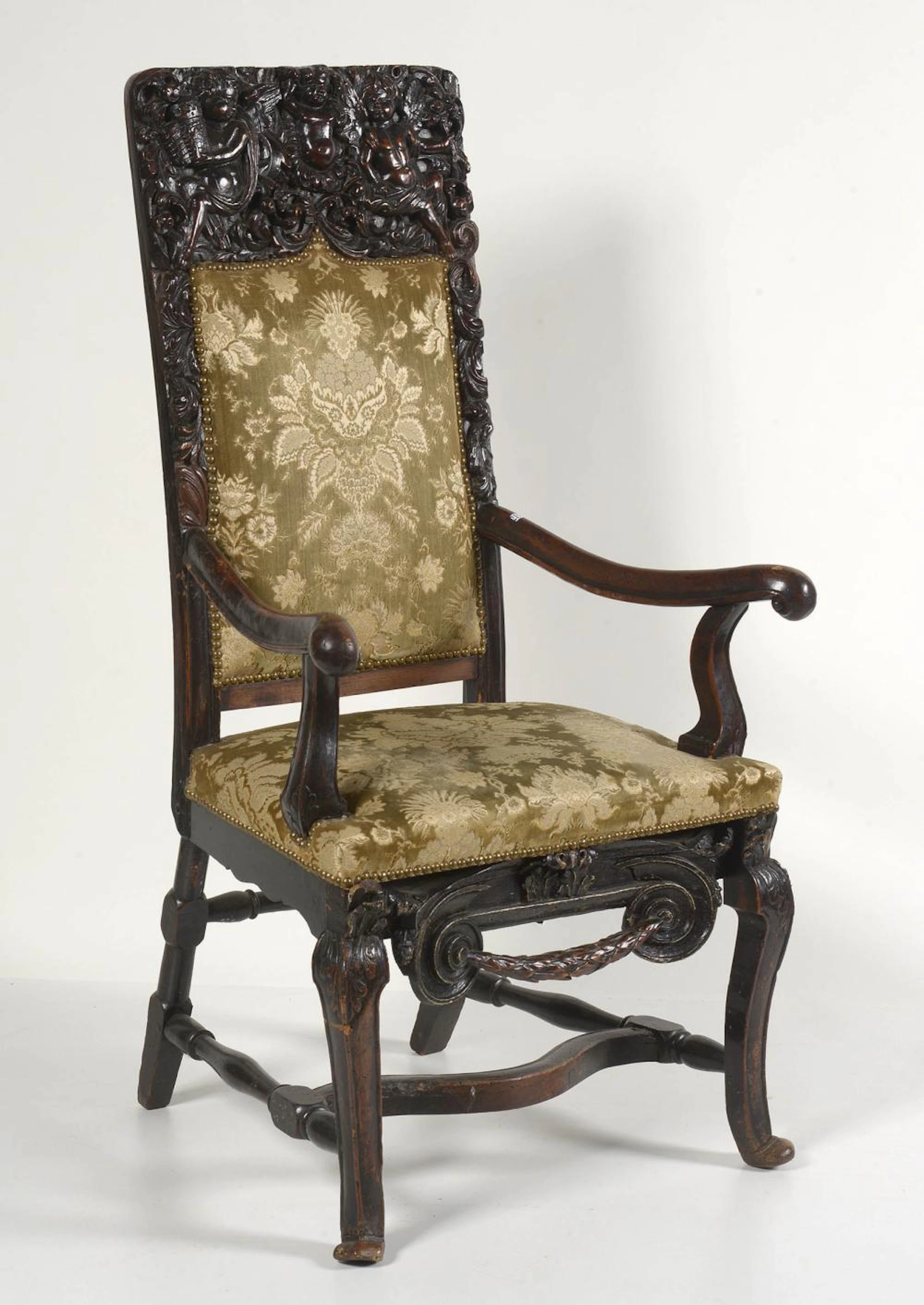 Mobilier Grand fauteuil en noyer sculpté au décor de...