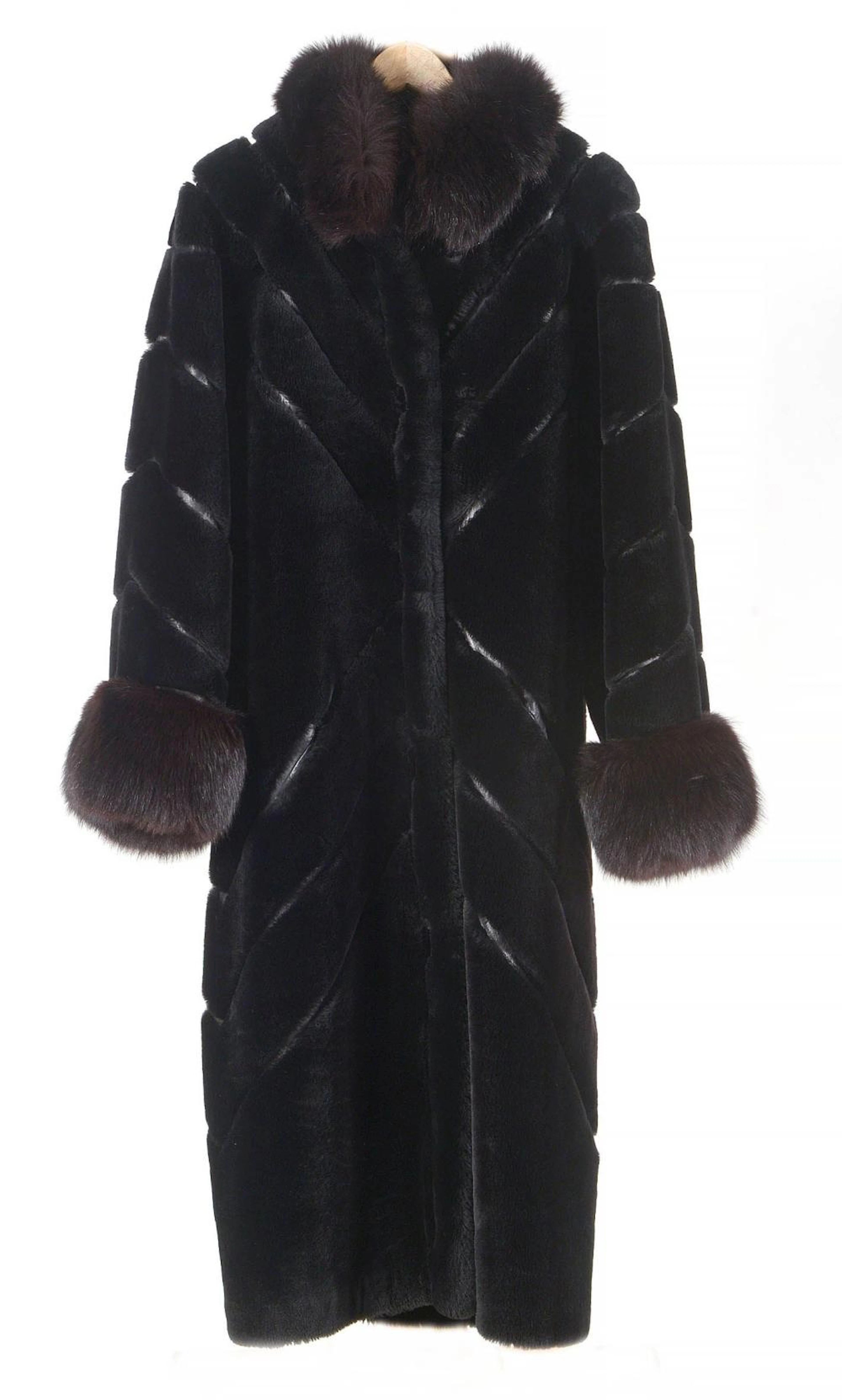 Manteau de dame en fourrure noire de marque Christ?