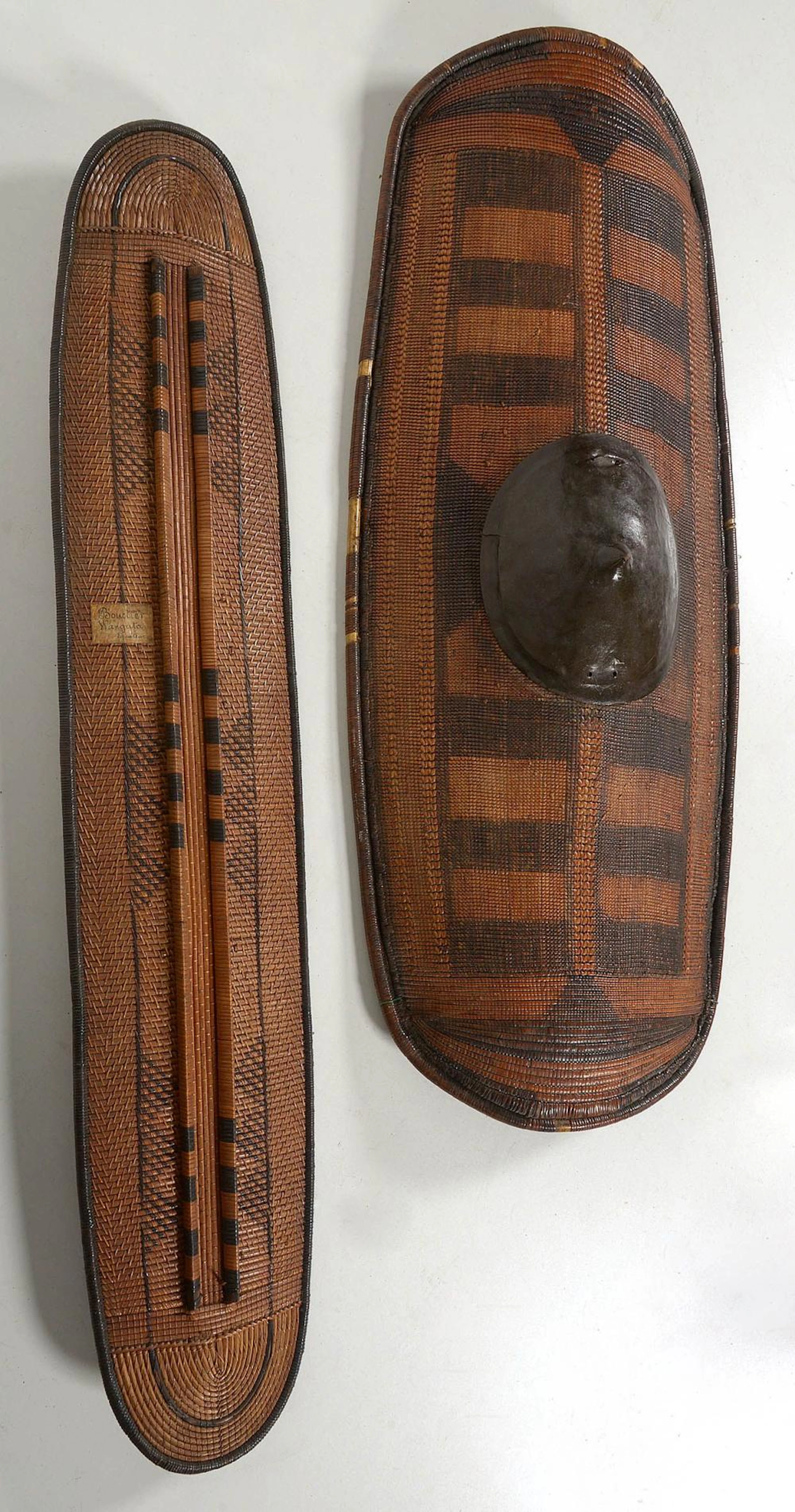 Lot de deux boucliers en bois, vannerie de raphia ?