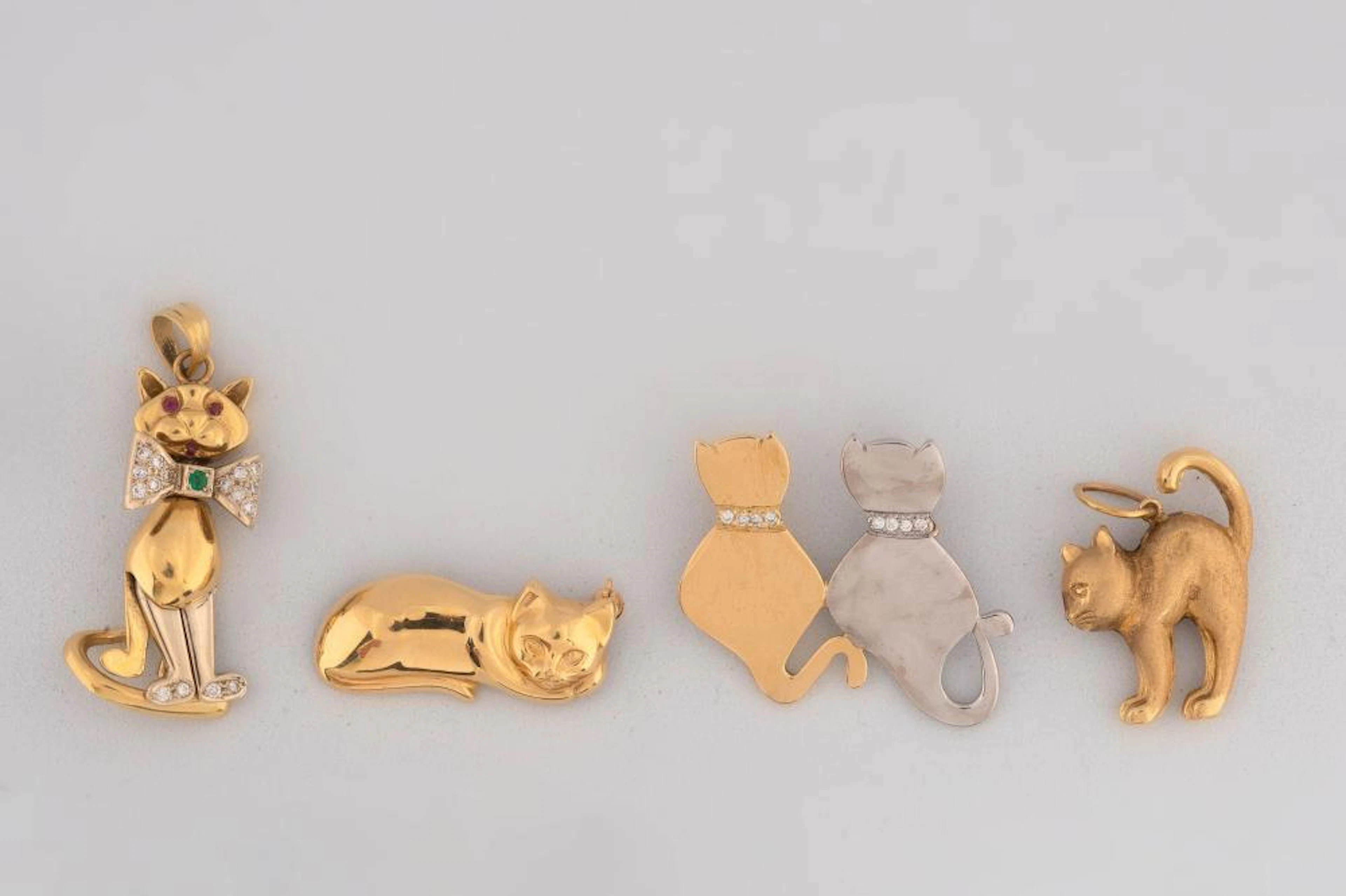 Quatre bijoux: Deux broches et deux pendentifs en ?