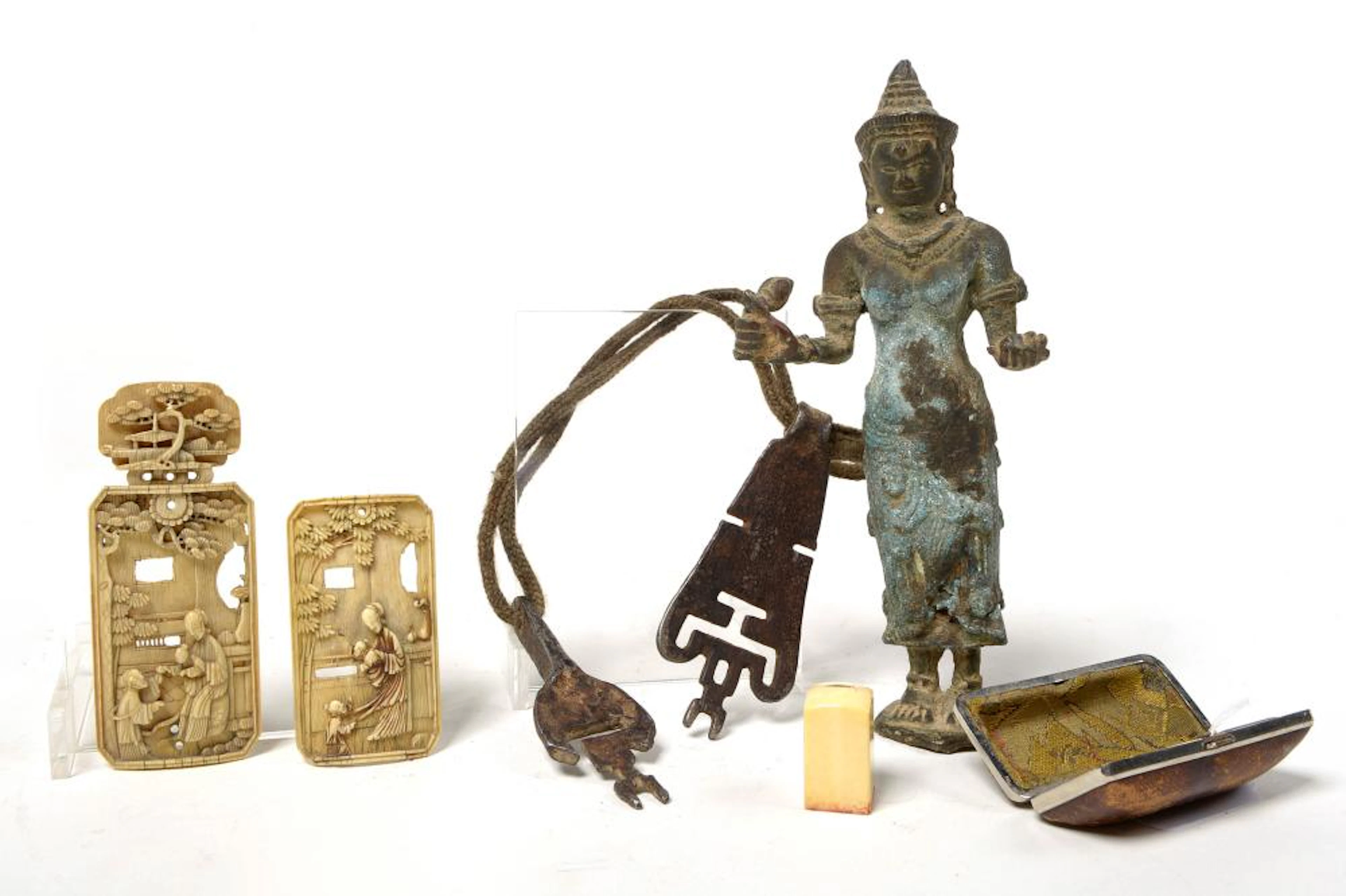 Lot de cinq comprenant: un "Bouddha debout" en bronze