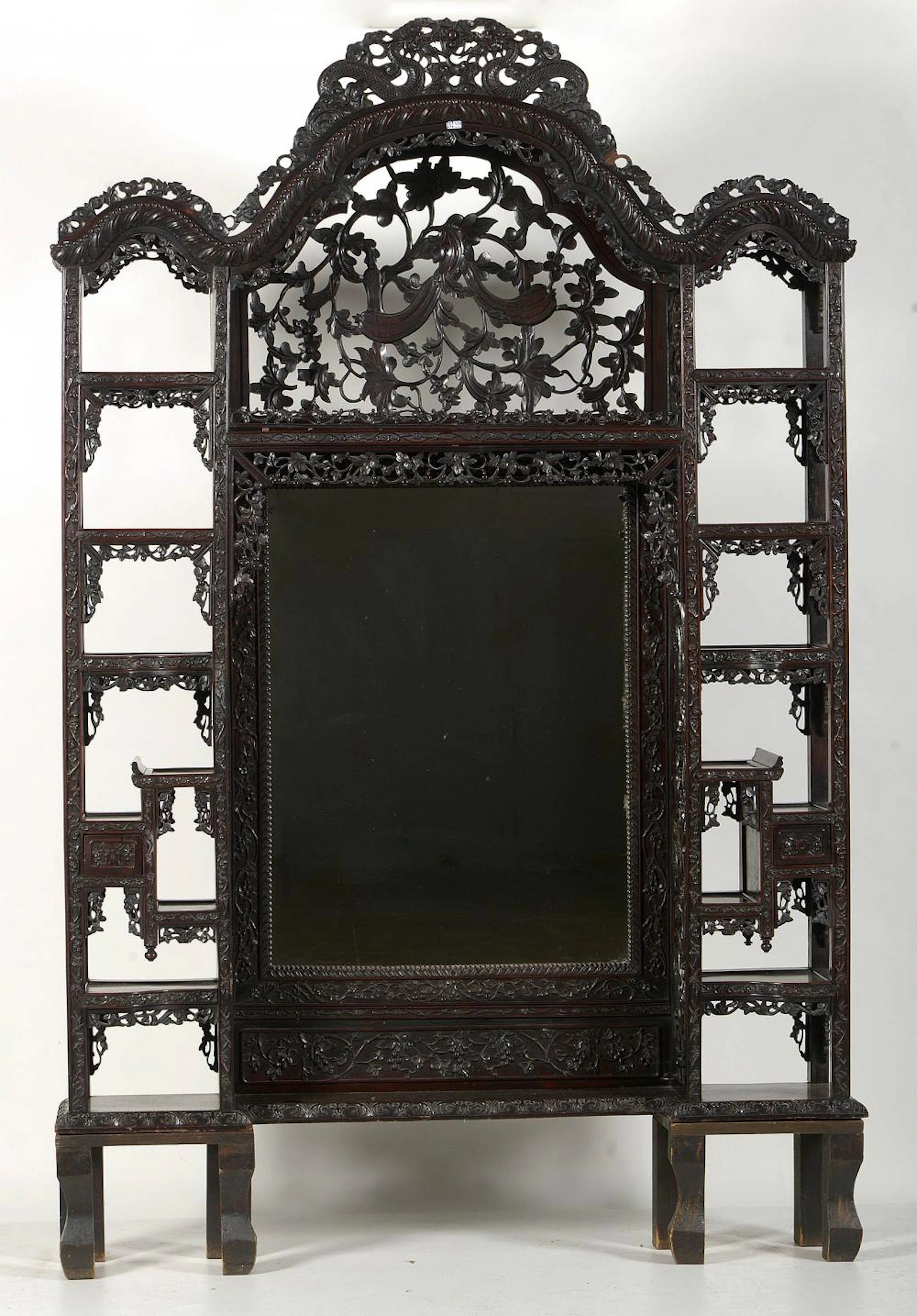 Grande étagère en bois de fer sculpté à décor floral et...