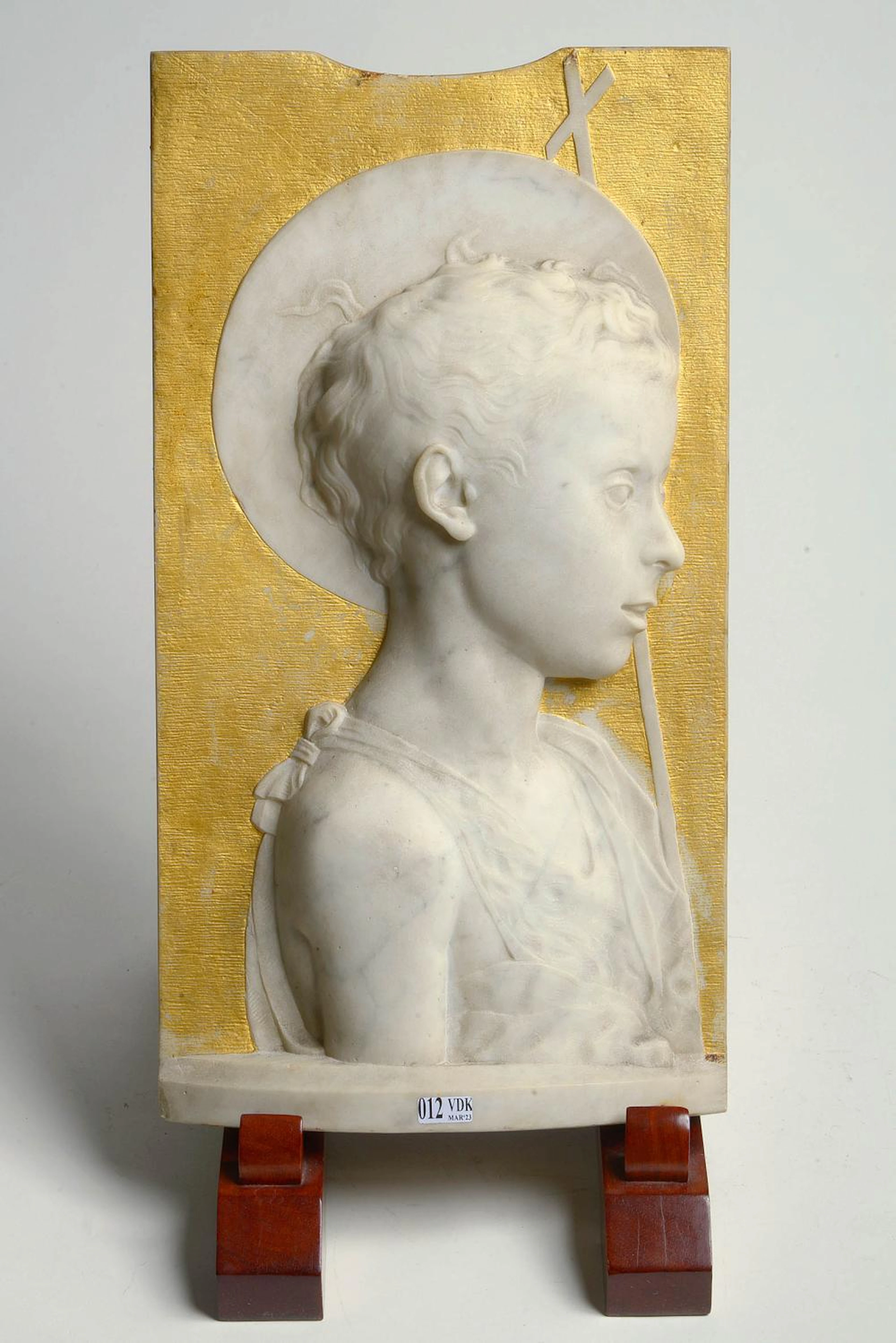 "Saint Jean-Baptiste enfant" bas-relief en marbre blanc...