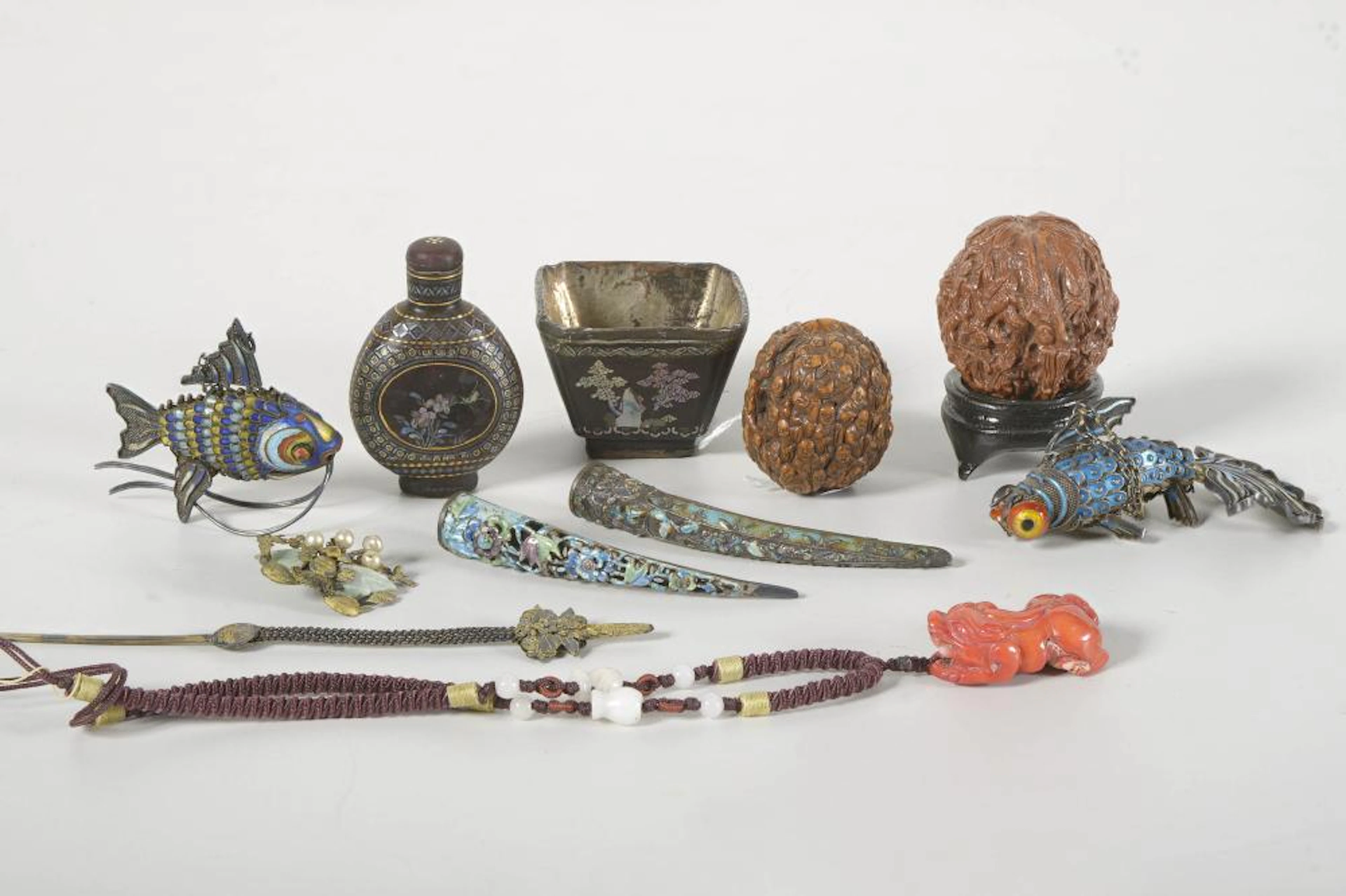 Lot de dix objets comprenant: deux noix de Corozo...