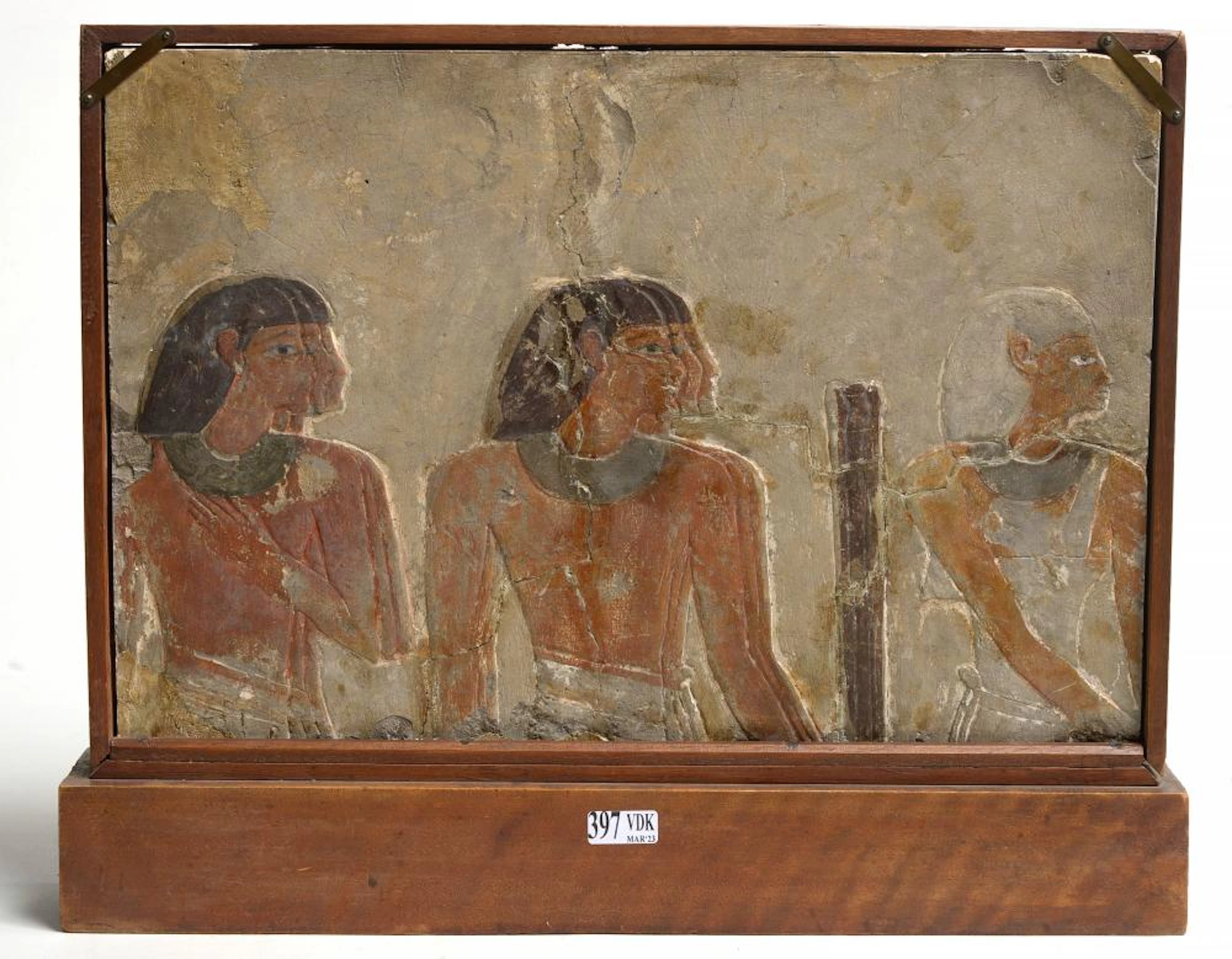 Fragment de bas-relief en pierre calcaire sculptée et...
