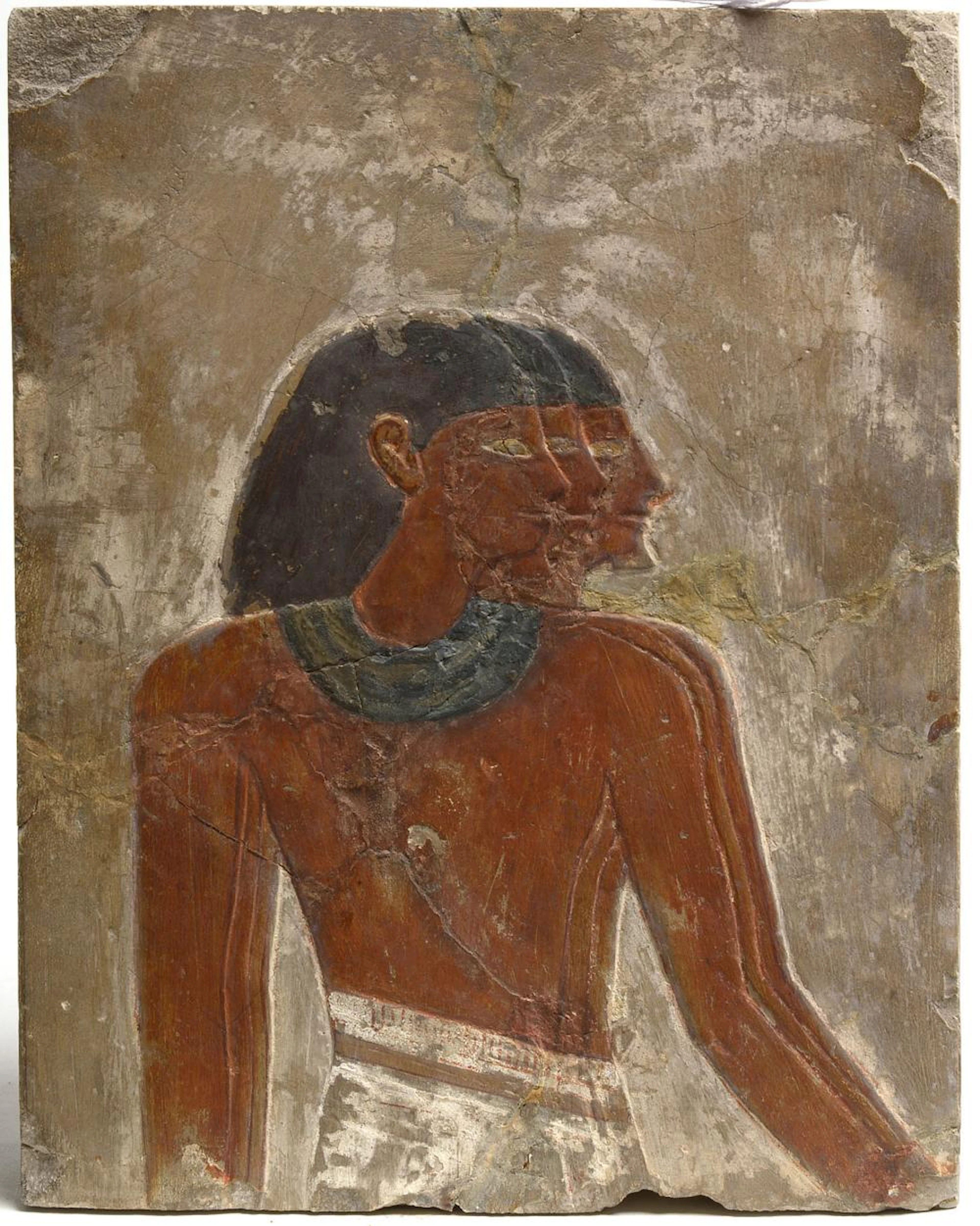 Fragment de bas-relief en pierre calcaire sculptée et...