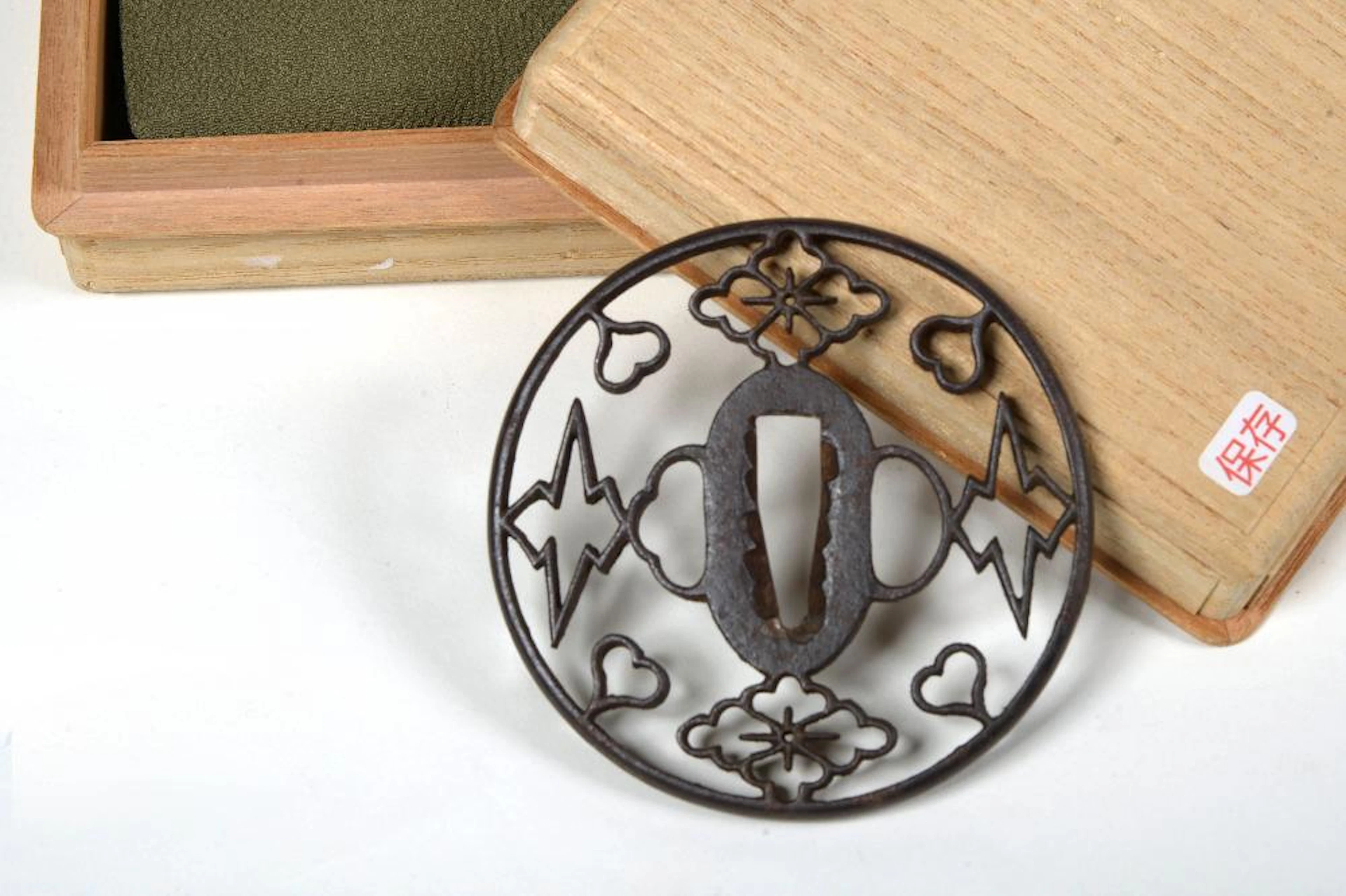 Art japonais Tsuba en fer polylobé, Kyo-Sukashi forgé à Kyoto. Travail jap