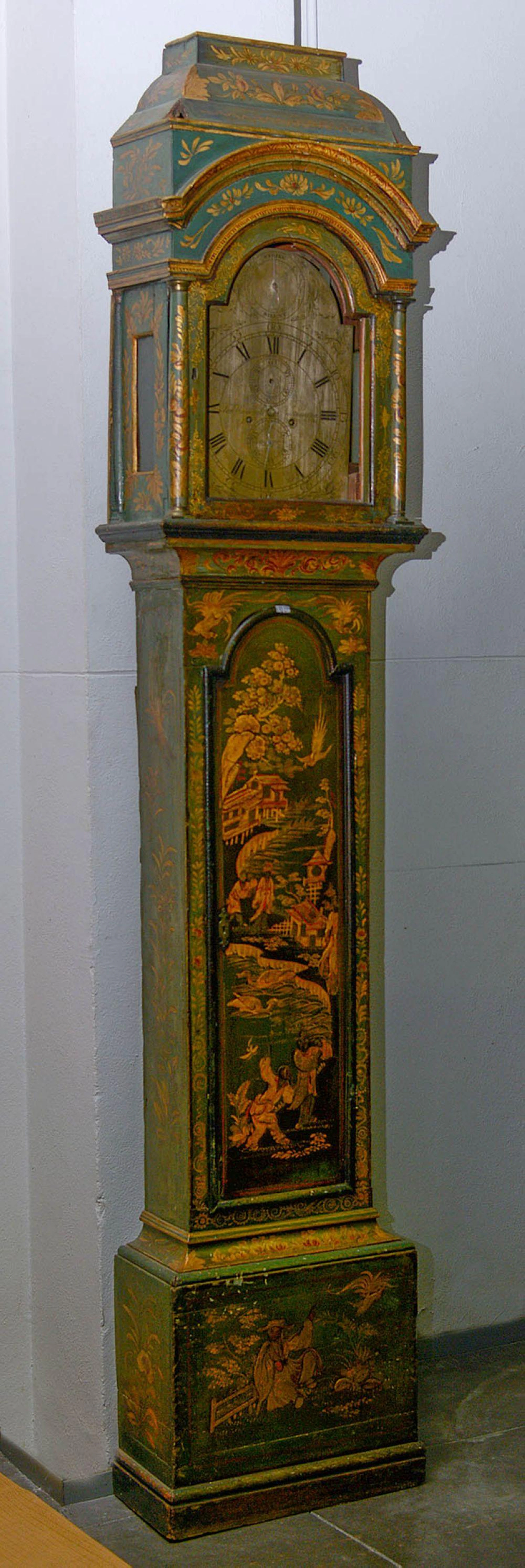 HORLOGE DE PARQUET À DÉCOR LAQUÉ VERT ET OR DANS LE GOÛT...