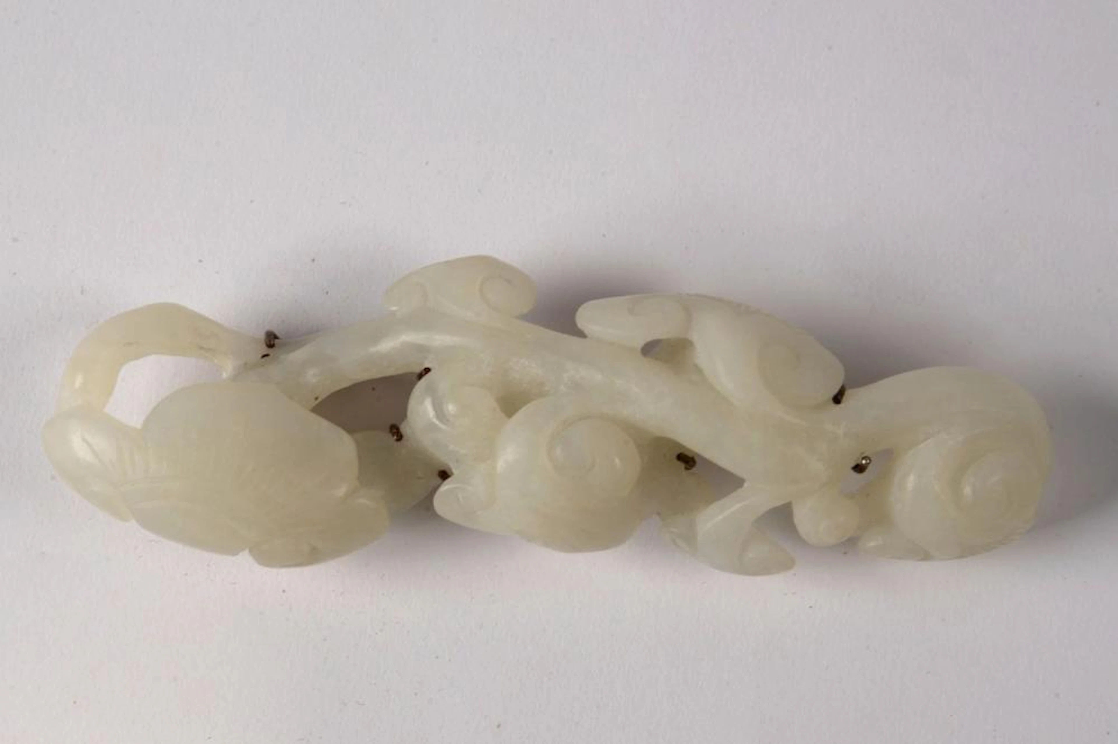 FIBULE EN JADE BLANC SCULPTÉ EN FORME DE "BRANCHE...