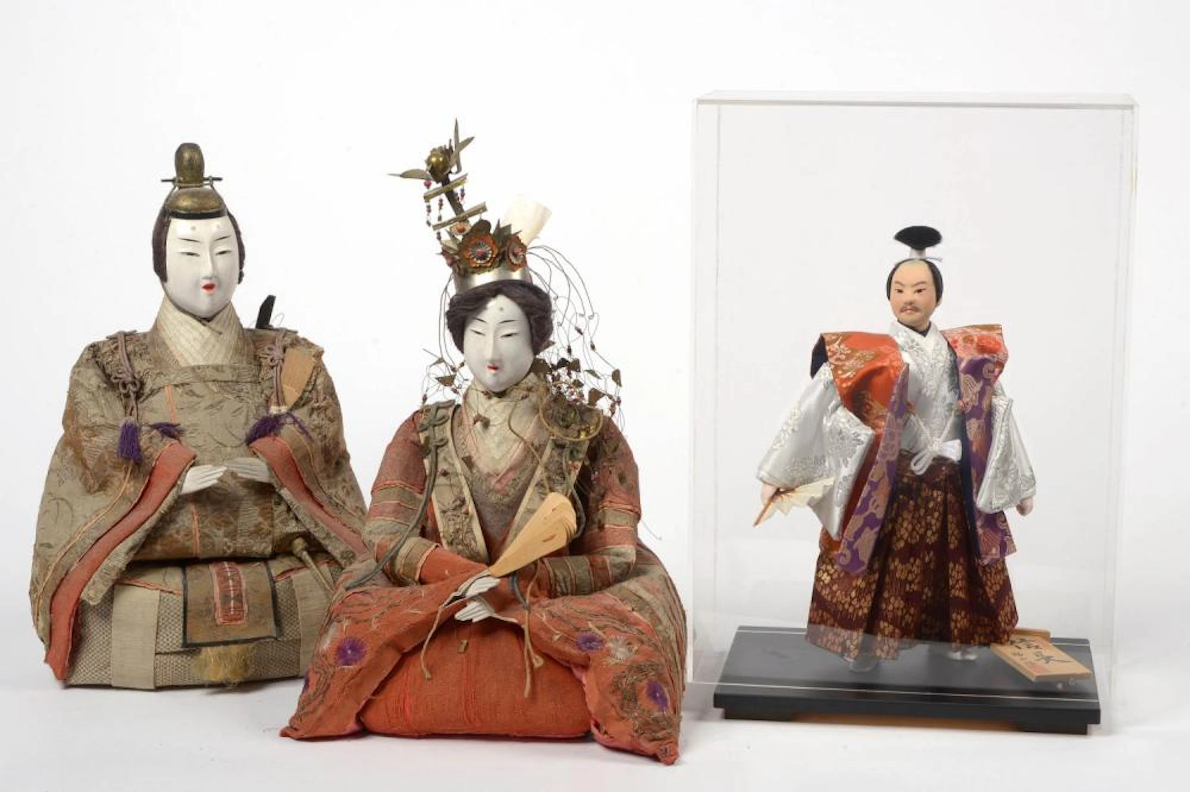 ENSEMBLE DE TROIS POUPÉES COMPRENANT UN "COUPLE DE...