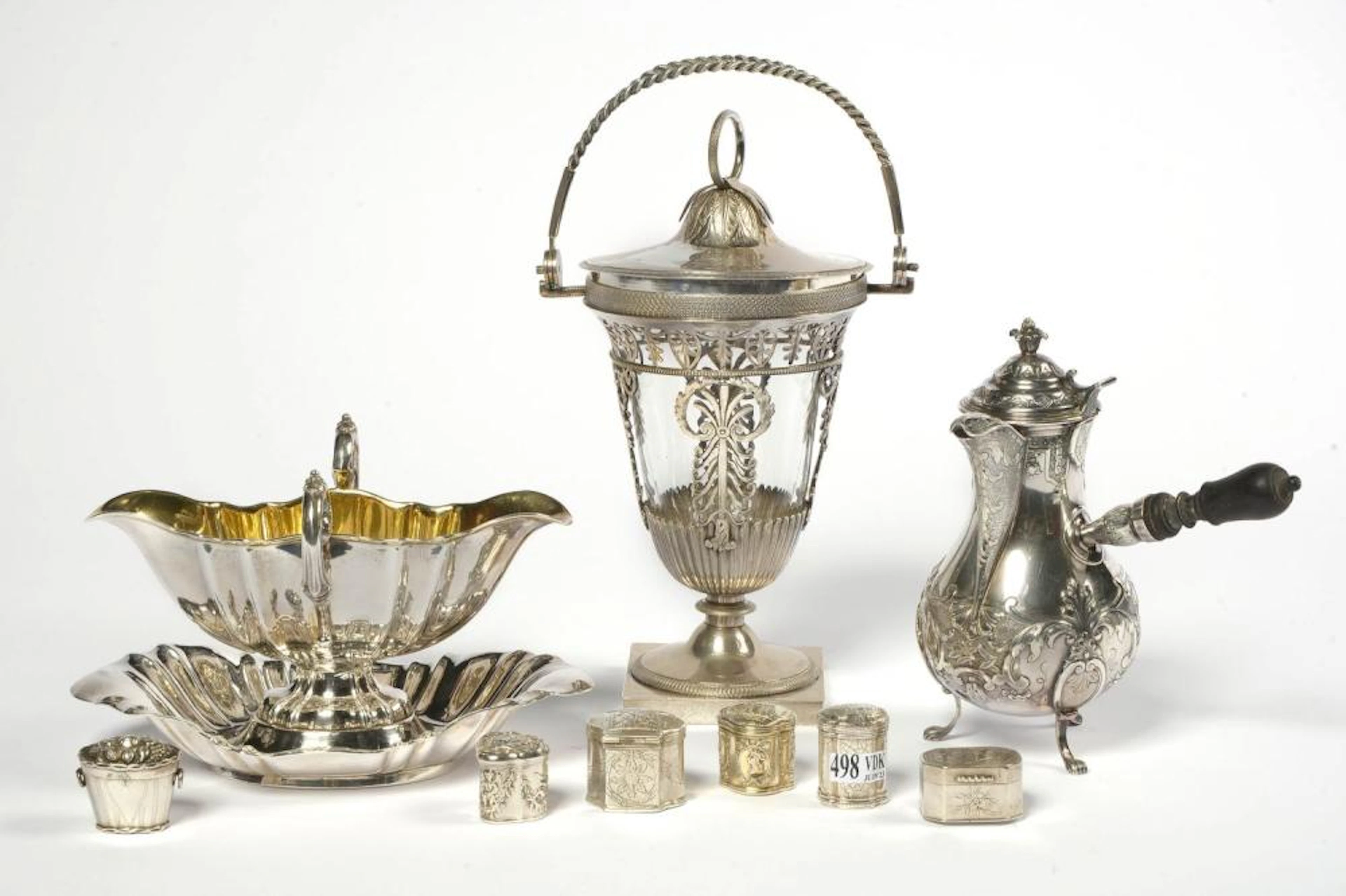 LOT DE 9 ARGENTERIES COMPRENANT: SIX BOÎTES À PILULES EN ARGENT À DÉCOR FLORAL