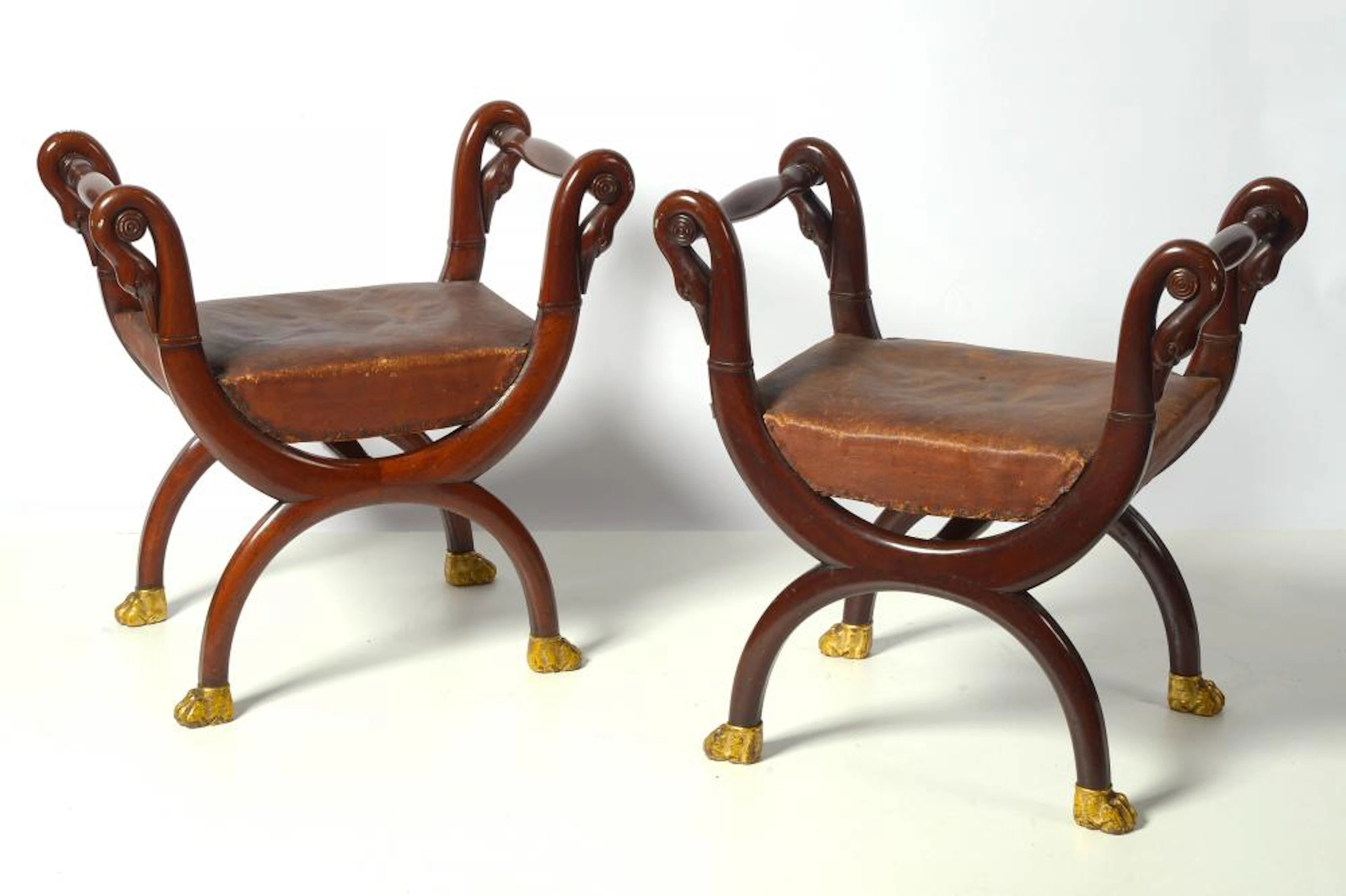 Mobilier Paire de tabouret curule Empire en acajou sculpté au décor