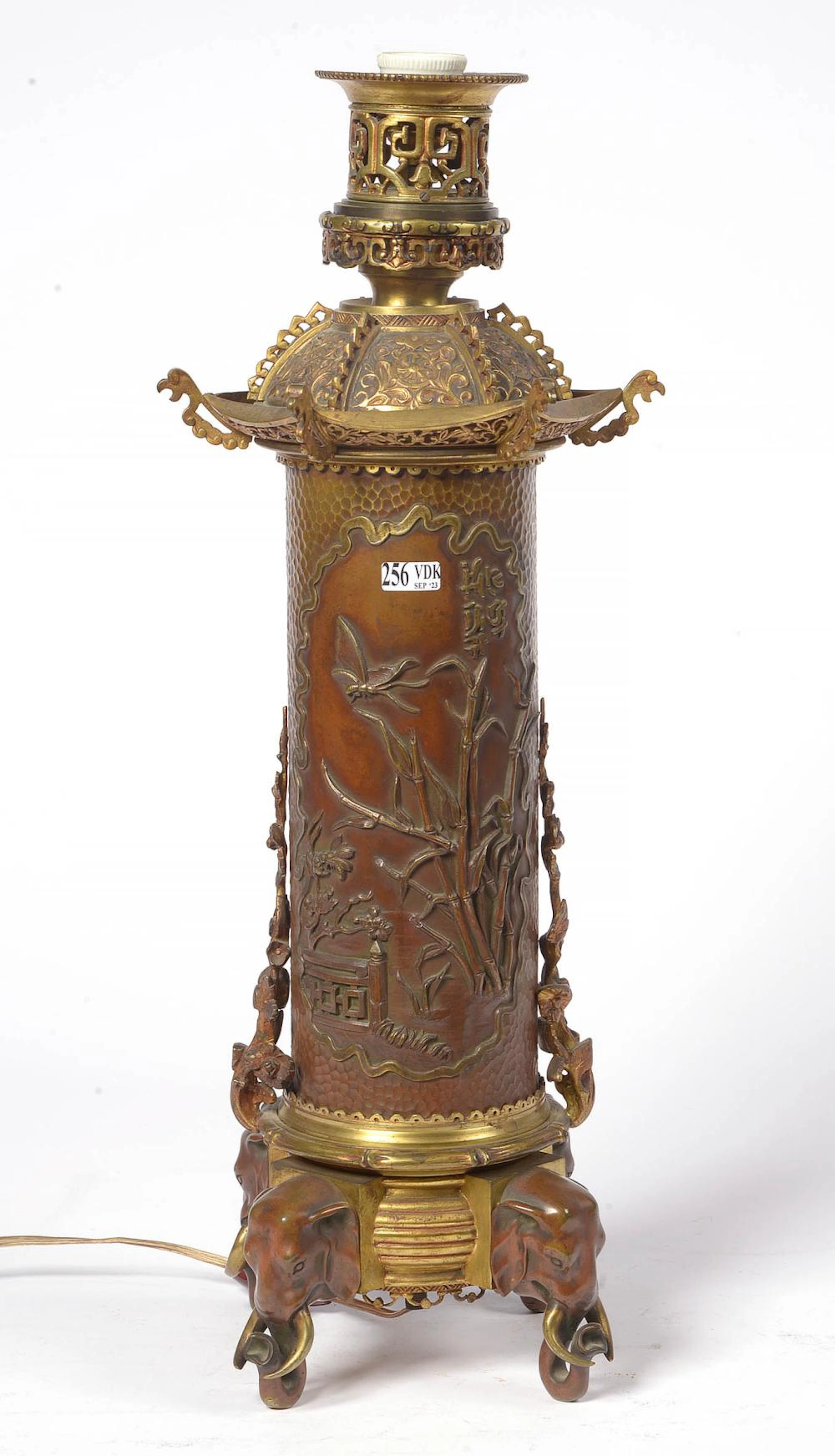 Art Décoratif Grand pied de lampe en bronze à patine brune et dorée