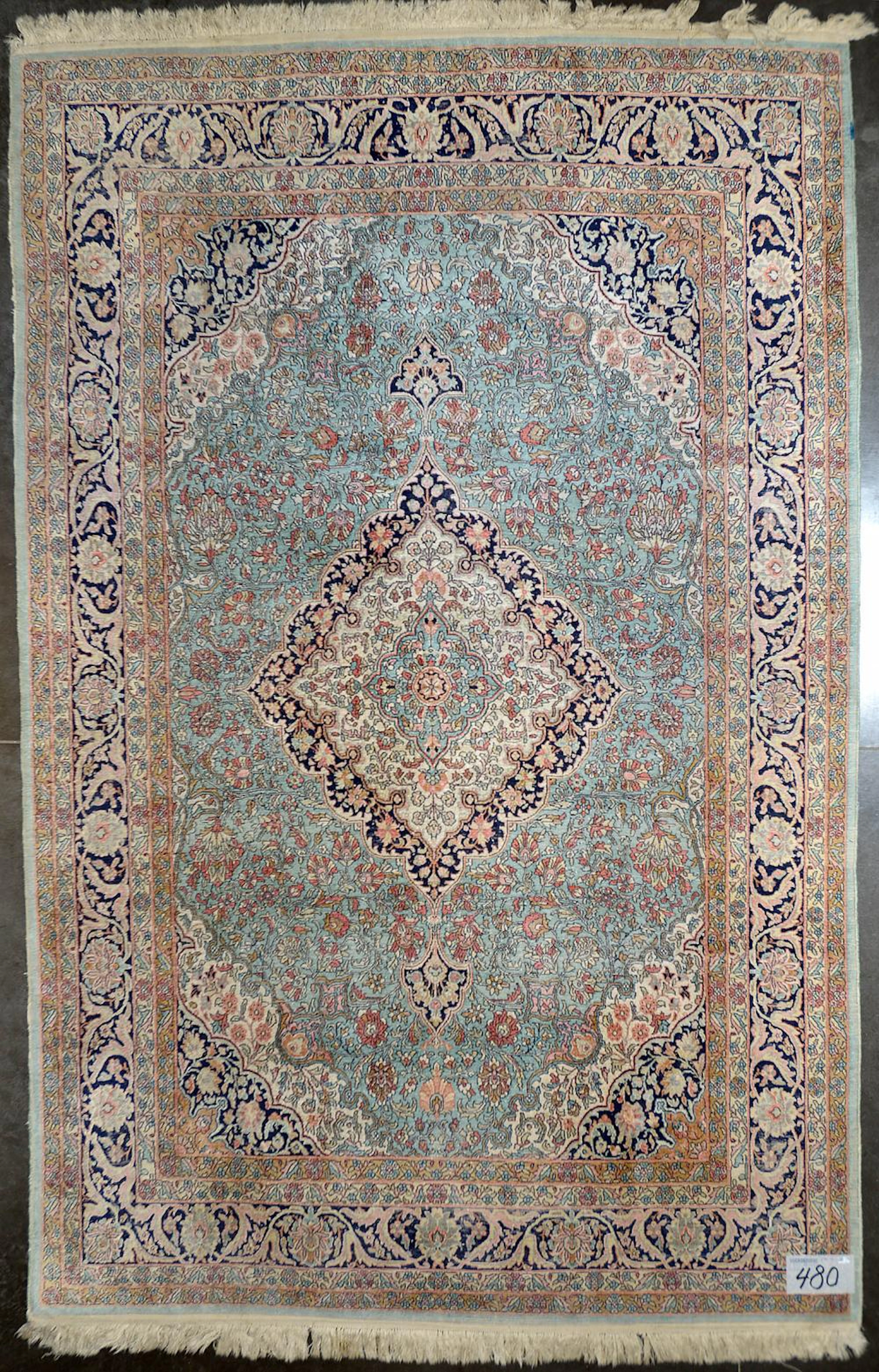 Tapis Tapis en soie fait main décoré d'un médaillon floral sur fond